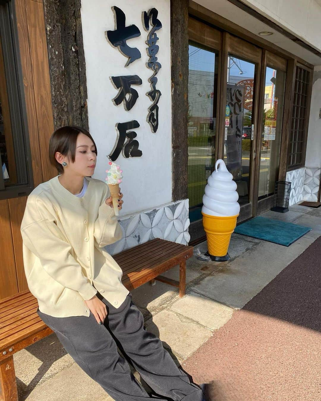 酒井瞳さんのインスタグラム写真 - (酒井瞳Instagram)「寒くてもアイスは食べたい🍦  #延岡 @nanamangoku_kashiho さん 明治時代から続く老舗のお菓子屋さんのハッピーなソフトクリームかわいかった💛  食べるのに夢中で無愛想😂  美味しい顔は心の中で🫣笑  #宮崎 #宮崎グルメ #延岡市 #延岡グルメ #ソフトクリーム #🍦 #美味しい #ポップ #お店の人優しかった #幸せ #老舗 #七万石」12月8日 9時43分 - s.sakaihitomi