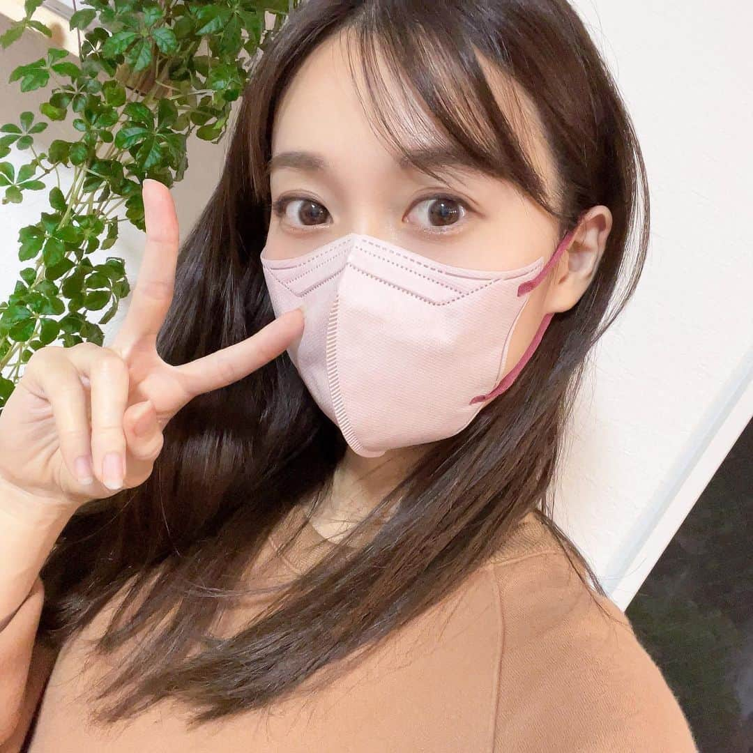 みき みーやんさんのインスタグラム写真 - (みき みーやんInstagram)「このマスクがやばい😳💕 . 普段から愛用してる通販の暁マスク！ 小顔マスクの5Dタイプが出てたので さっそくつけて見たらめちゃくちゃよかったw . 顔にスリムにフィットして小顔を演出してくれるし 高い頬骨のところもしっかりカバーしてくれるから フェイスラインすっきり見えるし 変なシワも入らなくて無駄のないデザインがすごい！！👏 . メイクがつきにくいし口元の空間のおかげで 口紅も全然つかないw  （ツヤのあるリップでも問題なし🤣 . 平ゴム仕様で耳も楽だしこのゴムのカラーも めっちゃ可愛い🤤（カラバリは8色あるよ🌈 . . びっくりするほど安くなる2584円引きのクーポンあるから ストーリーに貼っとくね🤤❤w . とりあえず1箱でいいから試してみて！🌼 楽天roomにも載せてるからトップのURLから 飛んでみてね(*˘︶˘人)♡* . . #楽天ルーム #楽天room #マスク #マスク女子 #楽天インフルエンサー #不織布マスク#小顔マスク #マスクメイク#オシャレマスク#mask#roomインフルエンサー #自撮り#おしゃれマスク#自撮り女子#クーポン#割引クーポン#可愛いマスク#可愛い#マスク生活#😷」12月8日 12時25分 - mi_yan0101