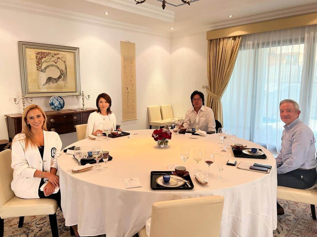 MALIAさんのインスタグラム写真 - (MALIAInstagram)「在ドバイ日本国総領事公邸にて お昼食をご一緒させて頂きました🇯🇵✨ ⁡ Dubaiに引越してきて4ヶ月、 こちらでも数々の日本食を頂きましたが 鮫島料理長の日本食には感動止まらず🥺♥️ 大変美味しく楽しいお昼食会でした🙏🏼 ⁡ 子どもの教育をきっかけに引っ越してきた国ですが こちらに暮らすようになってから知ったことが あまりにも多く、この国魅力や想像を絶する この国の可能性を感じています。 ⁡ 近日中にまた改めてご報告させて頂きますが Dubaiへの進出やスタートアップビジネスを 考えている方へサポートをしていこうと思っています。 ⁡ 何ヶ国もにお住まいになった経験のある 関口総領事のお話しが楽しすぎる最高の時間でした‼︎ 総領事並びに領事館の皆様ありがとうございました。 承諾を頂いたので記念のお写真載せさせて頂きます♡ ⁡ #在ドバイ日本国総領事公邸 #関口総領事 #師走 #懐石 #鮫島料理長 #素晴らしいお時間を #ありがとうございました」12月8日 12時32分 - maliarehman