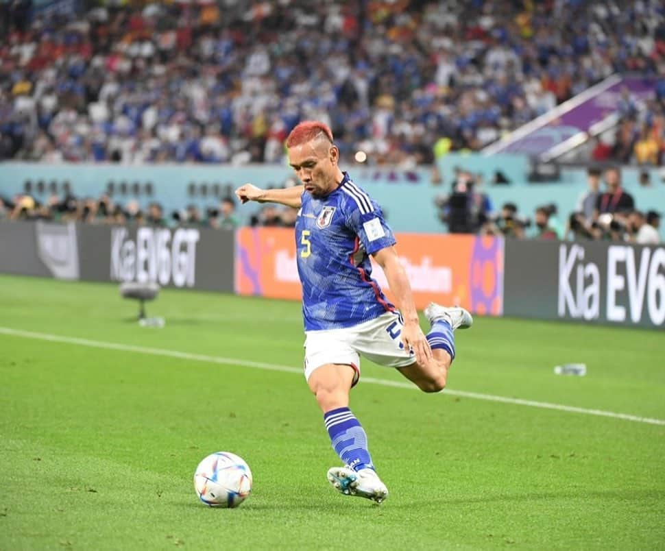 平愛梨さんのインスタグラム写真 - (平愛梨Instagram)「2022年ワールドカップ⚽️  日本に戻って来て切り替えられる!と思ったら、まだ無理だ。(ってオマエ誰⁈って話だケロ😅)  どの選手も、4年間の全てを発揮するW杯。  開幕を迎える日まで私もどこか落ち着かず、ソワソワ過ごしてた。 子供達の荷造りも大変なはずなのにどこか浮足だった。  あれからまだ2週間しか経っていない。  このたったの2週間が1年分のような大きな感情に揺さぶられた😭  観戦に行くのも簡単ではなくスタジアムの席に到着するその瞬間まで忘れ物はないか?このゲートで合ってるか?子供達ははぐれてないか?と色んなことを確認していっぱい歩いて辿り着く。  スタジアムに入るとたくさんの日本人サポーターさんが居てこんなにも大変な思いをしながらこの場所にいる!と思ったら私まですっごく勇気をもらえた。  大きく広く一際明るいスタジアムは隅から隅まで光が差し込んで選手の登場と共に私たちまで緊張感が走る。  ドイツとの初戦でピッチに並んだ選手達の姿！ どの人も本当に格好良くて夫の姿に「目指して来た場所に立ててる」と思うとこれまでの色んな感情が込み上げて来た。  涙なみだの初戦から最後のPK戦まで、きっと、たくさんの人と同じ気持ちになれたことは間違いない‼︎と思う。 また、この気持ちがものすごいことだと思う。  サッカーというスポーツがこんなにもたくさんの人たちの生きる日常に感動を与えてくれて応援さえも一生懸命、必死にさせてくれたこと‼︎  4年前のロシア大会はキックオフ時間に合わせて時間に追われながら過ごしテレビにかじりついて観戦した！  今回は行かせてもらい辿り着くまで必死だった！  その大舞台に立ち触る人も応援する人もみんなみんな一緒なんだ！ それぞれが違う場所からひとつの気持ちだけで繋がれていること！ 同じ気持ちなんだ！と思ったら、本当にみんな「ブラボーだ😭‼️」とやっぱり今もまだ涙とまらない。  まとまらない私の感情！ どうかしてるゼッ😮‍💨  少しの期間でしたが、こんなにも感情を揺さぶられて佑都さんと結婚したことにより、私にまで「おめでとう」や「ありがとう」なんて言葉かけてくれて、こちらこそ‼️ 私や子供達まで受け入れてくださって本当にありがとうございます😭‼️  元々サッカーをやっていた佑都さんと出逢わせてもらえてただ付き添っただけのナオン(女)です🥲  「支えてくれて」というコメントをたくさん頂きましたが、支えなくても見るからに強いよ、彼は😆 ひとりでもギラギラ立ち向かうだろう🤩 私は遅れを取らないようについていくの必死だよ😅 ってどんだけ「必死」言うねん!ってかー🤪  雑談はさておき…  本当に、ほんとうに、ありがとうございました😭号泣)  この、「ありがとう」の言葉も使ってしまうと、すぐ側にあったワールドカップが終わってしまいそうで言いたくないぐらい、まだまだ浸っていたかった！！  でも、3人のカオス男児母として、しっかり切り替えなきゃならないですね。  サッカーという競技！！ 「本当にありがとうございました🤝」 #2022#ワールドカップ#感動の嵐だった#サッカーの凄さ#たくさんの人たちから#メッセージ#私が励まされました#ありがとうございました#切り替えて#現実だ#papa#ありがとう#両親ありがとう#ありがとうが詰まりすぎた#🥹」12月8日 12時57分 - harikiri_tairi