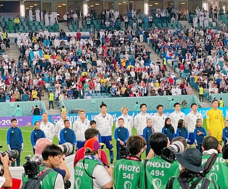 平愛梨さんのインスタグラム写真 - (平愛梨Instagram)「2022年ワールドカップ⚽️  日本に戻って来て切り替えられる!と思ったら、まだ無理だ。(ってオマエ誰⁈って話だケロ😅)  どの選手も、4年間の全てを発揮するW杯。  開幕を迎える日まで私もどこか落ち着かず、ソワソワ過ごしてた。 子供達の荷造りも大変なはずなのにどこか浮足だった。  あれからまだ2週間しか経っていない。  このたったの2週間が1年分のような大きな感情に揺さぶられた😭  観戦に行くのも簡単ではなくスタジアムの席に到着するその瞬間まで忘れ物はないか?このゲートで合ってるか?子供達ははぐれてないか?と色んなことを確認していっぱい歩いて辿り着く。  スタジアムに入るとたくさんの日本人サポーターさんが居てこんなにも大変な思いをしながらこの場所にいる!と思ったら私まですっごく勇気をもらえた。  大きく広く一際明るいスタジアムは隅から隅まで光が差し込んで選手の登場と共に私たちまで緊張感が走る。  ドイツとの初戦でピッチに並んだ選手達の姿！ どの人も本当に格好良くて夫の姿に「目指して来た場所に立ててる」と思うとこれまでの色んな感情が込み上げて来た。  涙なみだの初戦から最後のPK戦まで、きっと、たくさんの人と同じ気持ちになれたことは間違いない‼︎と思う。 また、この気持ちがものすごいことだと思う。  サッカーというスポーツがこんなにもたくさんの人たちの生きる日常に感動を与えてくれて応援さえも一生懸命、必死にさせてくれたこと‼︎  4年前のロシア大会はキックオフ時間に合わせて時間に追われながら過ごしテレビにかじりついて観戦した！  今回は行かせてもらい辿り着くまで必死だった！  その大舞台に立ち触る人も応援する人もみんなみんな一緒なんだ！ それぞれが違う場所からひとつの気持ちだけで繋がれていること！ 同じ気持ちなんだ！と思ったら、本当にみんな「ブラボーだ😭‼️」とやっぱり今もまだ涙とまらない。  まとまらない私の感情！ どうかしてるゼッ😮‍💨  少しの期間でしたが、こんなにも感情を揺さぶられて佑都さんと結婚したことにより、私にまで「おめでとう」や「ありがとう」なんて言葉かけてくれて、こちらこそ‼️ 私や子供達まで受け入れてくださって本当にありがとうございます😭‼️  元々サッカーをやっていた佑都さんと出逢わせてもらえてただ付き添っただけのナオン(女)です🥲  「支えてくれて」というコメントをたくさん頂きましたが、支えなくても見るからに強いよ、彼は😆 ひとりでもギラギラ立ち向かうだろう🤩 私は遅れを取らないようについていくの必死だよ😅 ってどんだけ「必死」言うねん!ってかー🤪  雑談はさておき…  本当に、ほんとうに、ありがとうございました😭号泣)  この、「ありがとう」の言葉も使ってしまうと、すぐ側にあったワールドカップが終わってしまいそうで言いたくないぐらい、まだまだ浸っていたかった！！  でも、3人のカオス男児母として、しっかり切り替えなきゃならないですね。  サッカーという競技！！ 「本当にありがとうございました🤝」 #2022#ワールドカップ#感動の嵐だった#サッカーの凄さ#たくさんの人たちから#メッセージ#私が励まされました#ありがとうございました#切り替えて#現実だ#papa#ありがとう#両親ありがとう#ありがとうが詰まりすぎた#🥹」12月8日 12時57分 - harikiri_tairi
