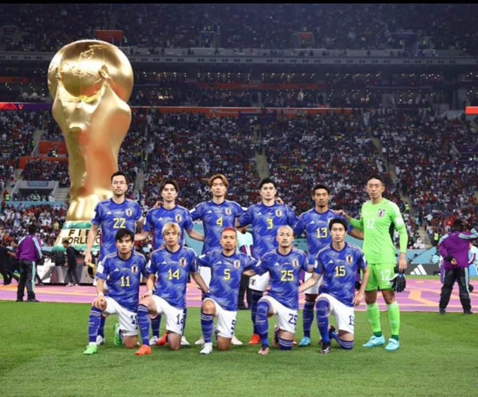 平愛梨さんのインスタグラム写真 - (平愛梨Instagram)「2022年ワールドカップ⚽️  日本に戻って来て切り替えられる!と思ったら、まだ無理だ。(ってオマエ誰⁈って話だケロ😅)  どの選手も、4年間の全てを発揮するW杯。  開幕を迎える日まで私もどこか落ち着かず、ソワソワ過ごしてた。 子供達の荷造りも大変なはずなのにどこか浮足だった。  あれからまだ2週間しか経っていない。  このたったの2週間が1年分のような大きな感情に揺さぶられた😭  観戦に行くのも簡単ではなくスタジアムの席に到着するその瞬間まで忘れ物はないか?このゲートで合ってるか?子供達ははぐれてないか?と色んなことを確認していっぱい歩いて辿り着く。  スタジアムに入るとたくさんの日本人サポーターさんが居てこんなにも大変な思いをしながらこの場所にいる!と思ったら私まですっごく勇気をもらえた。  大きく広く一際明るいスタジアムは隅から隅まで光が差し込んで選手の登場と共に私たちまで緊張感が走る。  ドイツとの初戦でピッチに並んだ選手達の姿！ どの人も本当に格好良くて夫の姿に「目指して来た場所に立ててる」と思うとこれまでの色んな感情が込み上げて来た。  涙なみだの初戦から最後のPK戦まで、きっと、たくさんの人と同じ気持ちになれたことは間違いない‼︎と思う。 また、この気持ちがものすごいことだと思う。  サッカーというスポーツがこんなにもたくさんの人たちの生きる日常に感動を与えてくれて応援さえも一生懸命、必死にさせてくれたこと‼︎  4年前のロシア大会はキックオフ時間に合わせて時間に追われながら過ごしテレビにかじりついて観戦した！  今回は行かせてもらい辿り着くまで必死だった！  その大舞台に立ち触る人も応援する人もみんなみんな一緒なんだ！ それぞれが違う場所からひとつの気持ちだけで繋がれていること！ 同じ気持ちなんだ！と思ったら、本当にみんな「ブラボーだ😭‼️」とやっぱり今もまだ涙とまらない。  まとまらない私の感情！ どうかしてるゼッ😮‍💨  少しの期間でしたが、こんなにも感情を揺さぶられて佑都さんと結婚したことにより、私にまで「おめでとう」や「ありがとう」なんて言葉かけてくれて、こちらこそ‼️ 私や子供達まで受け入れてくださって本当にありがとうございます😭‼️  元々サッカーをやっていた佑都さんと出逢わせてもらえてただ付き添っただけのナオン(女)です🥲  「支えてくれて」というコメントをたくさん頂きましたが、支えなくても見るからに強いよ、彼は😆 ひとりでもギラギラ立ち向かうだろう🤩 私は遅れを取らないようについていくの必死だよ😅 ってどんだけ「必死」言うねん!ってかー🤪  雑談はさておき…  本当に、ほんとうに、ありがとうございました😭号泣)  この、「ありがとう」の言葉も使ってしまうと、すぐ側にあったワールドカップが終わってしまいそうで言いたくないぐらい、まだまだ浸っていたかった！！  でも、3人のカオス男児母として、しっかり切り替えなきゃならないですね。  サッカーという競技！！ 「本当にありがとうございました🤝」 #2022#ワールドカップ#感動の嵐だった#サッカーの凄さ#たくさんの人たちから#メッセージ#私が励まされました#ありがとうございました#切り替えて#現実だ#papa#ありがとう#両親ありがとう#ありがとうが詰まりすぎた#🥹」12月8日 12時57分 - harikiri_tairi