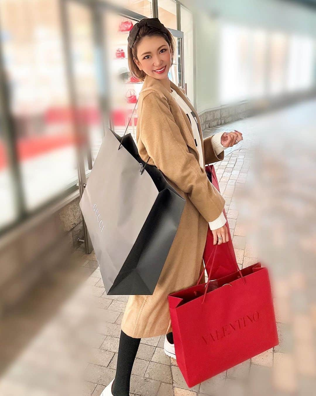 坂井雪乃さんのインスタグラム写真 - (坂井雪乃Instagram)「Shopping day🛍❤️  試着したら全部かわいいし、全部似合うから困ると言われます🤦‍♂️💓haha かわいいものがありすぎて大変でした🥹✨✨  いつもありがとう🤴🥔❤️ #爆買い エレガントおばさん #shopping #お買い物  #gucci #valentino #tomford」12月8日 16時36分 - yukino_sakai