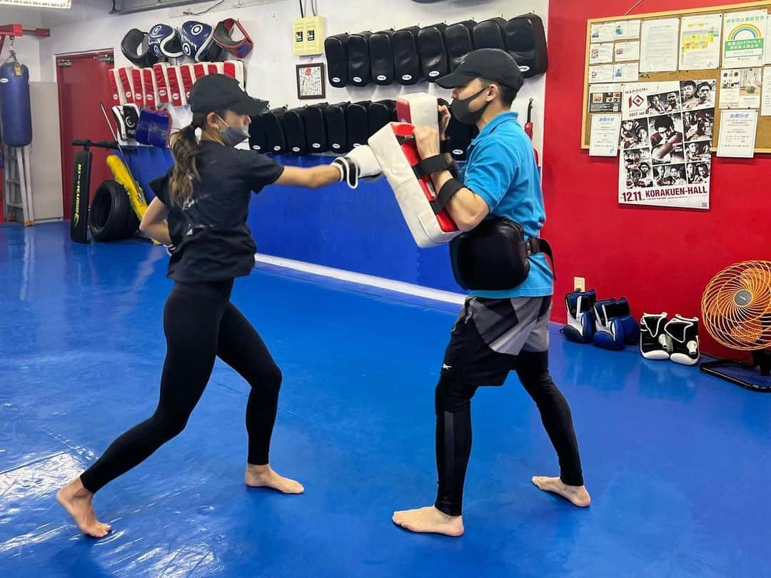 坪井ミサトさんのインスタグラム写真 - (坪井ミサトInstagram)「キックボクシング🥊  お友達に誘ってもらい行ってみたらハマりました😆 (まだ2回目ですが)  世の中のストレス溜まってる人たち みんな行った方がいい！！笑  最高にスッキリするよ🤍  Myグローブも手に入れたので もっと上手くなれるように練習します💪🏽  今後の成長記録として動画載せさせてください😗  こーゆうの パーソナルトレーニングに 入れれたら楽しそうだな🤤  #キックボクシング #sport #ダイエット #fitness #fitnessgirl #bodymake #運動 #ハマった #楽しすぎ」12月8日 17時27分 - misato1030