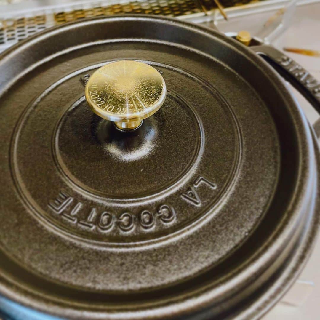 小澤陽子さんのインスタグラム写真 - (小澤陽子Instagram)「𝚒𝚗 𝚙𝚛𝚒𝚟𝚊𝚝𝚎❁  おざわ的、〝世界一温かいスープ〟🫶🏻♨️  料理上手な友人が結婚祝いにくれた、おすすめ料理本と📚  大学時代を共に過ごした友人たちが 結婚記念日を刻印してプレゼントしてくれた 大切なお鍋と…🥘  そして旅先で２人で選んだ想い出の食器で🍽  私にとって〝世界一温かいスープ〟ができました☺️🍲笑  #温かみ #詰まってます #料理本はレパートリー増えて嬉しい #本もお鍋も大活躍 #ARIGATO☻  #和風ポトフ #なのに #洋食器に盛ってしまいました🤯 #カブが美味しすぎる #世界一温かいスープ  #おざよーkitchen🍽」12月8日 17時55分 - yoko.ozawa729
