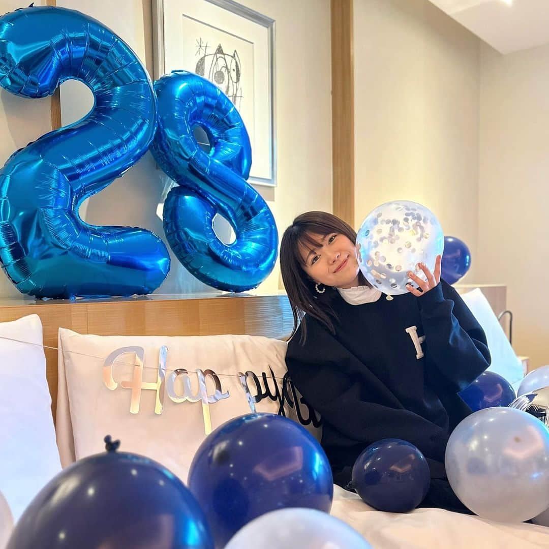 山内鈴蘭さんのインスタグラム写真 - (山内鈴蘭Instagram)「28歳になりました☺️🎊💕  12月8日 ままが頑張ってくれた日⭐︎  28歳になった瞬間は、大好きなファンの皆さんとカウンドダウン生配信させて頂いて本当に幸せな時間でした🥺ありがとうっ💕  ままからは 「健康第一で頑張ろう！」 ぱぱからは 「人生の三分の一！まだまだこれから。気負わずに、慎重に。」  SKE48を卒業して一年。 ゴルフも芸能活動もゴルフブランドGorurunも少しずつ大きく、そこにレストランBel e Mocoとゴルフスタジオチョコも加わり、目まぐるしくも楽しくて幸せな一年で、なにより沢山の仲間と出会えた、かけがえの無い一年でした。  28歳の一年は変わらず「挑戦」し続ける事。  そこにプラスして「学び」の年にしたいと思っています。  分からないことを分からないままにしない事。胸を張って言葉にするお仕事だからこそ、知ることを怠らない事。  28歳の一年も楽しく過ごせたらいいな☺️❤️  その楽しい時間をみんなと共有するために！一つ一つカタチにしていく活動をしていきます！！！！！  28歳の山内鈴蘭もよろしくお願いします🥰🎉  #happybirthday #誕生日 #誕生日サプライズ #まま #ぱぱ #ありがとう #バルーンサプライズ #バルーンアート #誕生日旅行 #家族旅行 #旅行 #温泉旅行 #doublestandards #旅行コーデ #トレーナー」12月8日 17時58分 - xxsuzuranxx