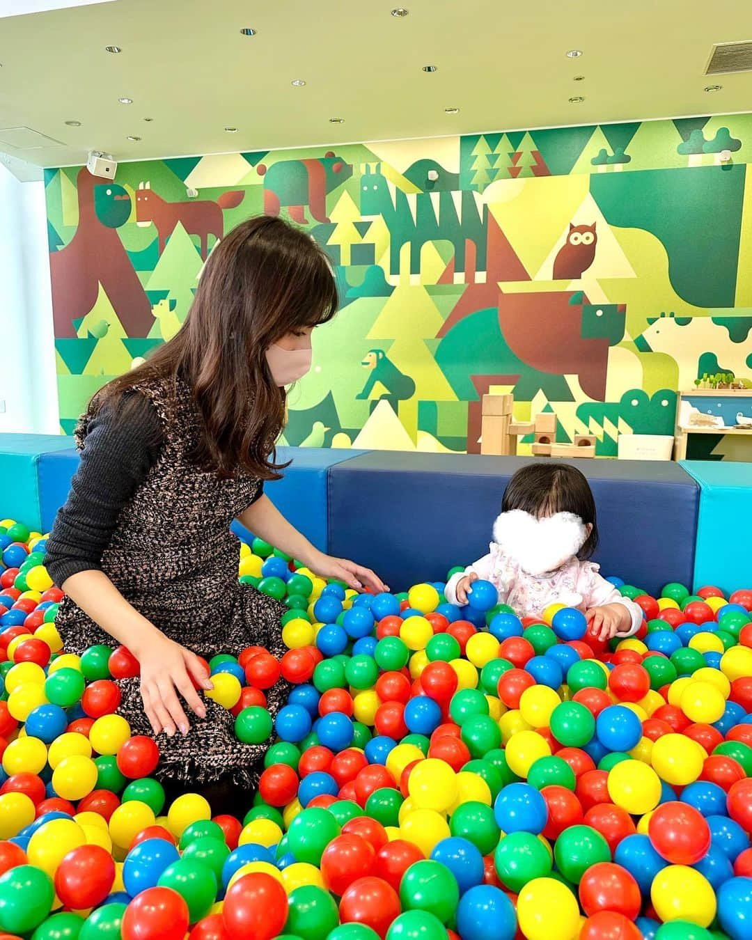 加藤瑠美さんのインスタグラム写真 - (加藤瑠美Instagram)「ITOCHU SDGs STUDIO KIDS PARK ❤️💛  子どもたちが大好きな伊藤忠キッズパーク❣️ 大きなボールプールやたくさんの木のおもちゃがあったり 窓にお絵描きできたり工夫して遊べるスポットなのですが なんとなんと無料なんです😳🤚  毎月15日の9:00に翌月の予約枠が開放されるのですが いつも激戦で予約がとれたことがなく… サイトを見ているとパラパラ空きが出るので 当日予約をとって遊びに行っています🤩  これが無料なんてありがたすぎる…💫 本当に楽しそうだったからまたすぐにでも行きたい💨  📍 ITOCHU SDGs STUDIO KIDS PARK @itochu_sdgs_studio  東京都港区北青山2-3-1 Itochu Garden 2F  #itochusdgsstudio#itochusdgsstudiokidspark#年子ママ#東京ママ#男の子ママ#女の子ママ#年子育児#年子ママ#年子兄妹#子連れお出かけ#伊藤忠キッズパーク#外苑前」12月8日 18時09分 - katorubi