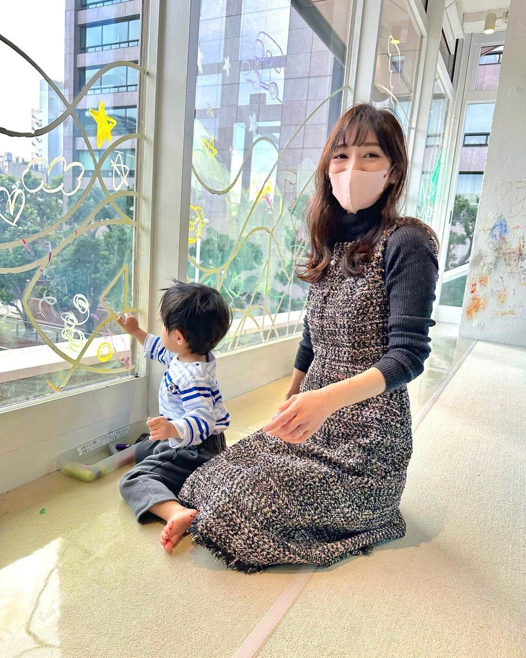 加藤瑠美さんのインスタグラム写真 - (加藤瑠美Instagram)「ITOCHU SDGs STUDIO KIDS PARK ❤️💛  子どもたちが大好きな伊藤忠キッズパーク❣️ 大きなボールプールやたくさんの木のおもちゃがあったり 窓にお絵描きできたり工夫して遊べるスポットなのですが なんとなんと無料なんです😳🤚  毎月15日の9:00に翌月の予約枠が開放されるのですが いつも激戦で予約がとれたことがなく… サイトを見ているとパラパラ空きが出るので 当日予約をとって遊びに行っています🤩  これが無料なんてありがたすぎる…💫 本当に楽しそうだったからまたすぐにでも行きたい💨  📍 ITOCHU SDGs STUDIO KIDS PARK @itochu_sdgs_studio  東京都港区北青山2-3-1 Itochu Garden 2F  #itochusdgsstudio#itochusdgsstudiokidspark#年子ママ#東京ママ#男の子ママ#女の子ママ#年子育児#年子ママ#年子兄妹#子連れお出かけ#伊藤忠キッズパーク#外苑前」12月8日 18時09分 - katorubi