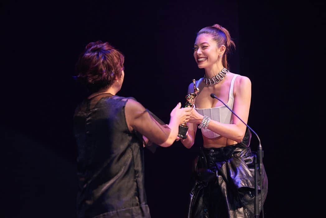 森星さんのインスタグラム写真 - (森星Instagram)「Such an honor to be this year's “Inspiring Woman” for @bulgari Avrora Award 2022.  Special thanks to recommender @mami_kataoka_2018 Director of Mori Art Museum. @moriartmuseum  2016年に記念すべき第一回目のアウロラアワードの授賞式で、祖母が受賞した際に、同じ舞台で推薦者として出席させて頂いて６年が経ち、今回受賞者として立たせて頂けた事がとても感慨深いです🦋  ファッションモデルとして、世界の美しい手仕事と触れる場に恵まれてきたからこそ、改めて日本文化に立ち返ってみると、豊かな自然の恵みと、それを生かしてきた先人の知恵、想像力、そして感性の豊かさが際立っています。  まだまだスタート地点に立ったばかりという想いでありますが、新しいプロジェクトを通して、日本の豊かな美学に光をあてて、ライフワークとして世界へ発信し続けていきたいと思っています。  ロールモデルになれるよう、日々精進してまいります🦋  #AvroraAward #InspiringWoman」12月8日 22時09分 - hikari