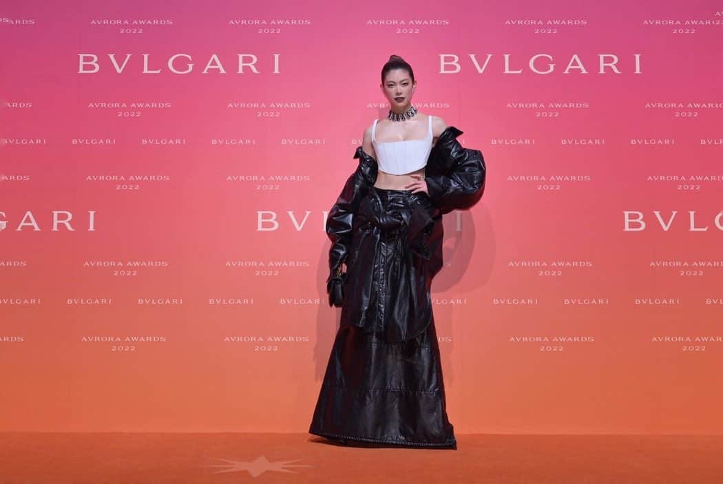 森星さんのインスタグラム写真 - (森星Instagram)「Such an honor to be this year's “Inspiring Woman” for @bulgari Avrora Award 2022.  Special thanks to recommender @mami_kataoka_2018 Director of Mori Art Museum. @moriartmuseum  2016年に記念すべき第一回目のアウロラアワードの授賞式で、祖母が受賞した際に、同じ舞台で推薦者として出席させて頂いて６年が経ち、今回受賞者として立たせて頂けた事がとても感慨深いです🦋  ファッションモデルとして、世界の美しい手仕事と触れる場に恵まれてきたからこそ、改めて日本文化に立ち返ってみると、豊かな自然の恵みと、それを生かしてきた先人の知恵、想像力、そして感性の豊かさが際立っています。  まだまだスタート地点に立ったばかりという想いでありますが、新しいプロジェクトを通して、日本の豊かな美学に光をあてて、ライフワークとして世界へ発信し続けていきたいと思っています。  ロールモデルになれるよう、日々精進してまいります🦋  #AvroraAward #InspiringWoman」12月8日 22時09分 - hikari