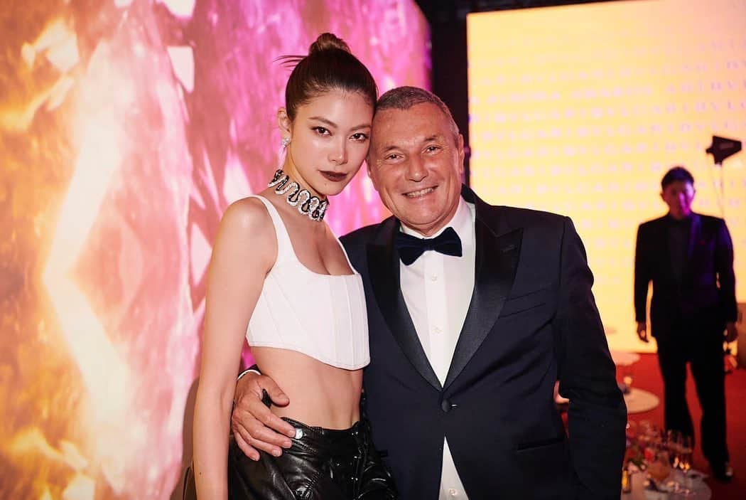 森星さんのインスタグラム写真 - (森星Instagram)「Such an honor to be this year's “Inspiring Woman” for @bulgari Avrora Award 2022.  Special thanks to recommender @mami_kataoka_2018 Director of Mori Art Museum. @moriartmuseum  2016年に記念すべき第一回目のアウロラアワードの授賞式で、祖母が受賞した際に、同じ舞台で推薦者として出席させて頂いて６年が経ち、今回受賞者として立たせて頂けた事がとても感慨深いです🦋  ファッションモデルとして、世界の美しい手仕事と触れる場に恵まれてきたからこそ、改めて日本文化に立ち返ってみると、豊かな自然の恵みと、それを生かしてきた先人の知恵、想像力、そして感性の豊かさが際立っています。  まだまだスタート地点に立ったばかりという想いでありますが、新しいプロジェクトを通して、日本の豊かな美学に光をあてて、ライフワークとして世界へ発信し続けていきたいと思っています。  ロールモデルになれるよう、日々精進してまいります🦋  #AvroraAward #InspiringWoman」12月8日 22時09分 - hikari