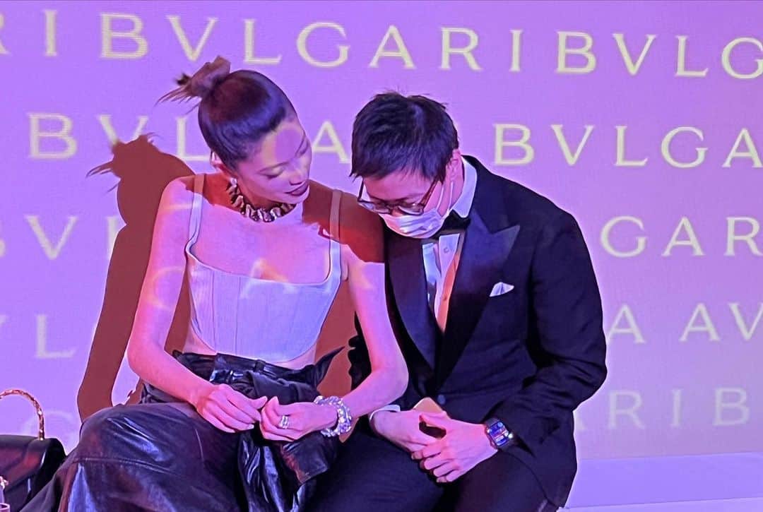 森星さんのインスタグラム写真 - (森星Instagram)「Such an honor to be this year's “Inspiring Woman” for @bulgari Avrora Award 2022.  Special thanks to recommender @mami_kataoka_2018 Director of Mori Art Museum. @moriartmuseum  2016年に記念すべき第一回目のアウロラアワードの授賞式で、祖母が受賞した際に、同じ舞台で推薦者として出席させて頂いて６年が経ち、今回受賞者として立たせて頂けた事がとても感慨深いです🦋  ファッションモデルとして、世界の美しい手仕事と触れる場に恵まれてきたからこそ、改めて日本文化に立ち返ってみると、豊かな自然の恵みと、それを生かしてきた先人の知恵、想像力、そして感性の豊かさが際立っています。  まだまだスタート地点に立ったばかりという想いでありますが、新しいプロジェクトを通して、日本の豊かな美学に光をあてて、ライフワークとして世界へ発信し続けていきたいと思っています。  ロールモデルになれるよう、日々精進してまいります🦋  #AvroraAward #InspiringWoman」12月8日 22時09分 - hikari