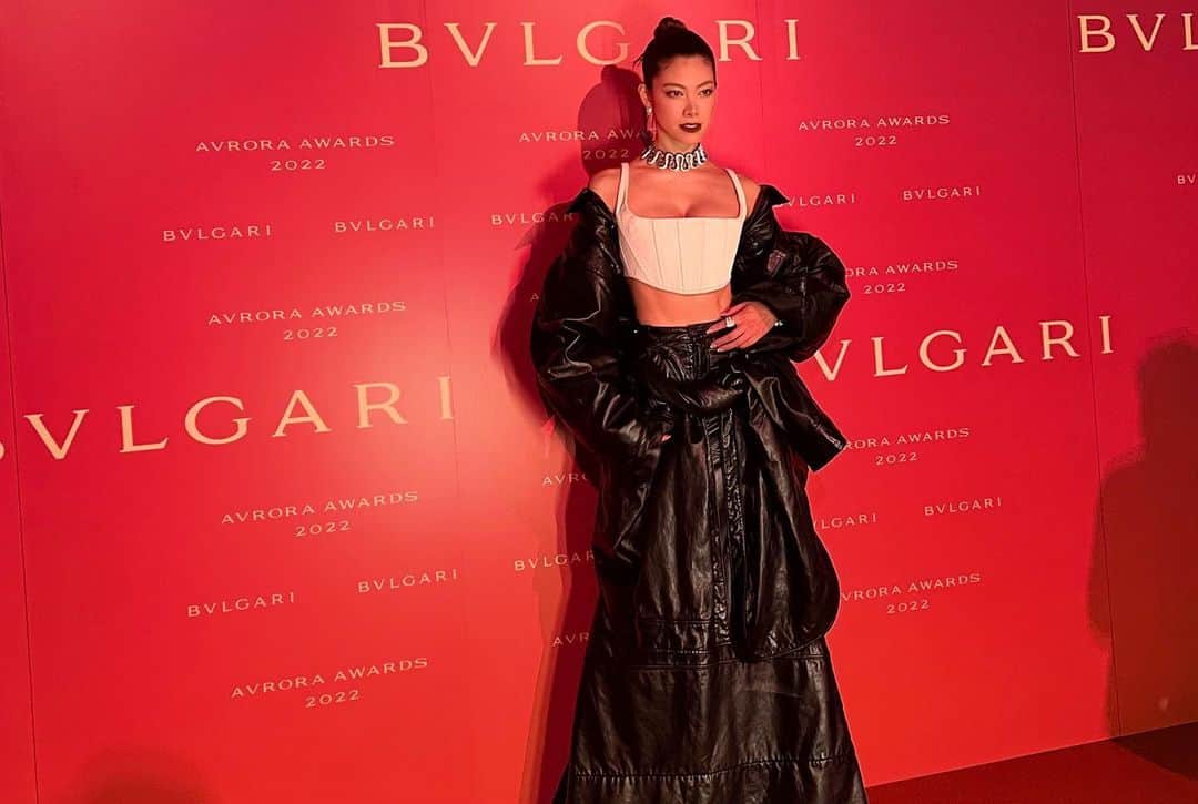 森星さんのインスタグラム写真 - (森星Instagram)「Such an honor to be this year's “Inspiring Woman” for @bulgari Avrora Award 2022.  Special thanks to recommender @mami_kataoka_2018 Director of Mori Art Museum. @moriartmuseum  2016年に記念すべき第一回目のアウロラアワードの授賞式で、祖母が受賞した際に、同じ舞台で推薦者として出席させて頂いて６年が経ち、今回受賞者として立たせて頂けた事がとても感慨深いです🦋  ファッションモデルとして、世界の美しい手仕事と触れる場に恵まれてきたからこそ、改めて日本文化に立ち返ってみると、豊かな自然の恵みと、それを生かしてきた先人の知恵、想像力、そして感性の豊かさが際立っています。  まだまだスタート地点に立ったばかりという想いでありますが、新しいプロジェクトを通して、日本の豊かな美学に光をあてて、ライフワークとして世界へ発信し続けていきたいと思っています。  ロールモデルになれるよう、日々精進してまいります🦋  #AvroraAward #InspiringWoman」12月8日 22時09分 - hikari