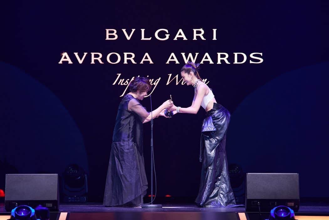 森星さんのインスタグラム写真 - (森星Instagram)「Such an honor to be this year's “Inspiring Woman” for @bulgari Avrora Award 2022.  Special thanks to recommender @mami_kataoka_2018 Director of Mori Art Museum. @moriartmuseum  2016年に記念すべき第一回目のアウロラアワードの授賞式で、祖母が受賞した際に、同じ舞台で推薦者として出席させて頂いて６年が経ち、今回受賞者として立たせて頂けた事がとても感慨深いです🦋  ファッションモデルとして、世界の美しい手仕事と触れる場に恵まれてきたからこそ、改めて日本文化に立ち返ってみると、豊かな自然の恵みと、それを生かしてきた先人の知恵、想像力、そして感性の豊かさが際立っています。  まだまだスタート地点に立ったばかりという想いでありますが、新しいプロジェクトを通して、日本の豊かな美学に光をあてて、ライフワークとして世界へ発信し続けていきたいと思っています。  ロールモデルになれるよう、日々精進してまいります🦋  #AvroraAward #InspiringWoman」12月8日 22時09分 - hikari