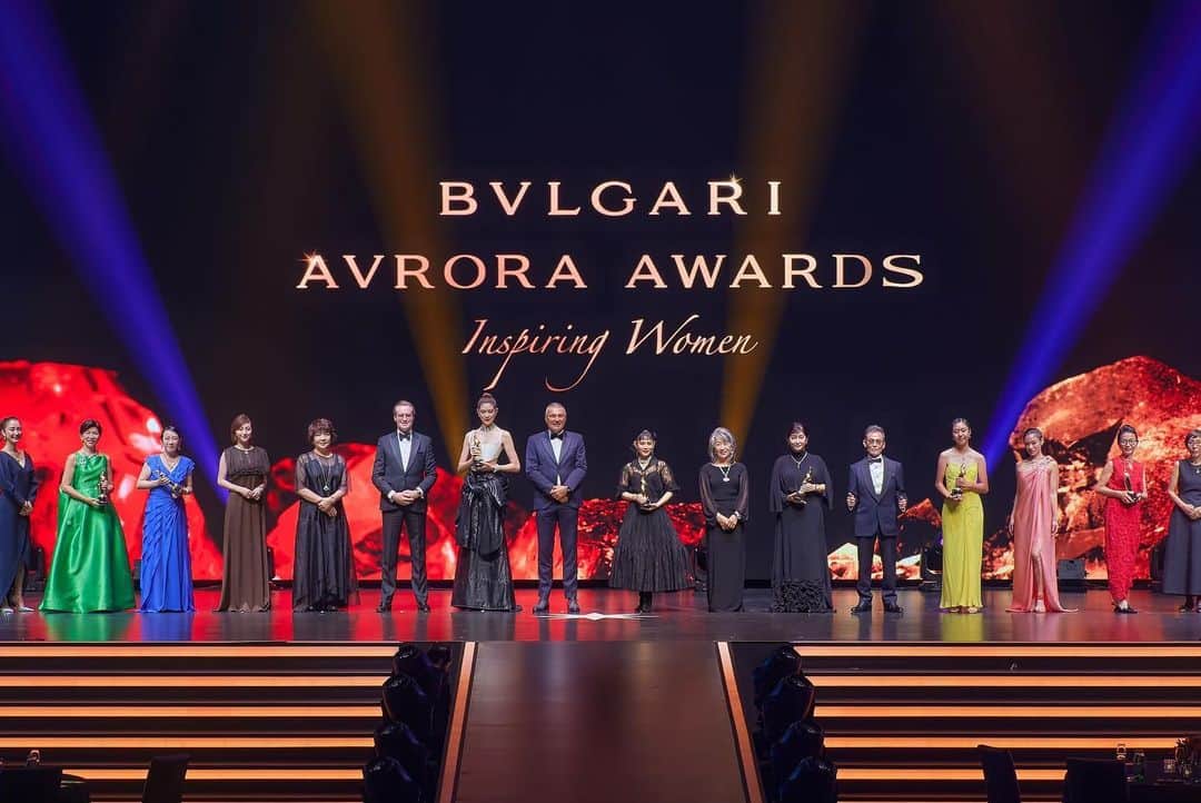 森星さんのインスタグラム写真 - (森星Instagram)「Such an honor to be this year's “Inspiring Woman” for @bulgari Avrora Award 2022.  Special thanks to recommender @mami_kataoka_2018 Director of Mori Art Museum. @moriartmuseum  2016年に記念すべき第一回目のアウロラアワードの授賞式で、祖母が受賞した際に、同じ舞台で推薦者として出席させて頂いて６年が経ち、今回受賞者として立たせて頂けた事がとても感慨深いです🦋  ファッションモデルとして、世界の美しい手仕事と触れる場に恵まれてきたからこそ、改めて日本文化に立ち返ってみると、豊かな自然の恵みと、それを生かしてきた先人の知恵、想像力、そして感性の豊かさが際立っています。  まだまだスタート地点に立ったばかりという想いでありますが、新しいプロジェクトを通して、日本の豊かな美学に光をあてて、ライフワークとして世界へ発信し続けていきたいと思っています。  ロールモデルになれるよう、日々精進してまいります🦋  #AvroraAward #InspiringWoman」12月8日 22時09分 - hikari