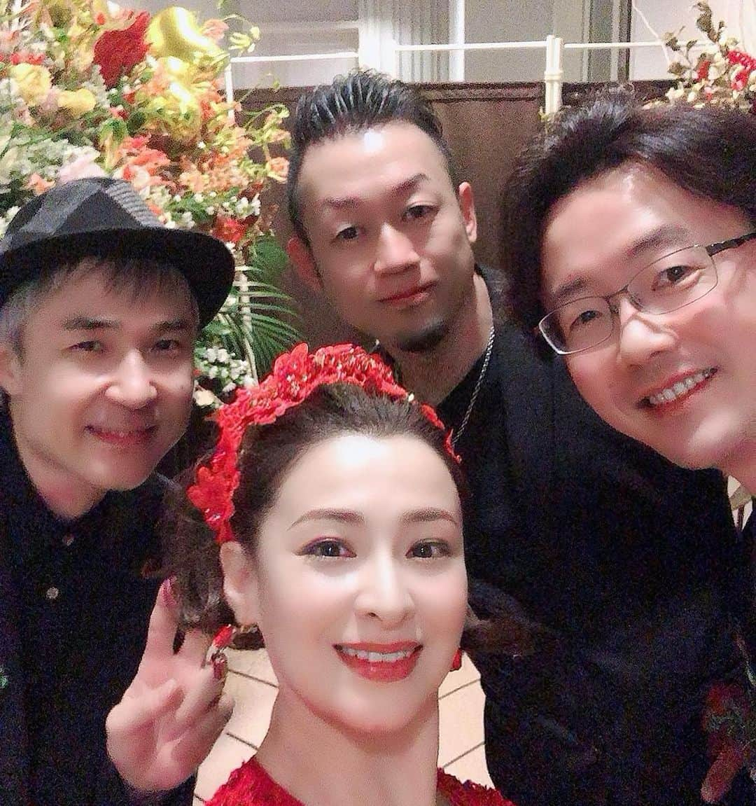 檀れいさんのインスタグラム写真 - (檀れいInstagram)「🌹🌹 昨日12月7日は、DanRei 30th Anniversary Special Live 2022〜Ray〜虹の日でした✨  お客様の温かく優しい拍手に包まれ、 30周年の記念のLIVEは　 とにかく楽しく朗らかに🥰 愛が溢れる素敵な時間となりました🌈✨  30年はあっという間でしたが、 一つ一つは濃密で濃厚で  よく長い道のりを歩んできたなぁ〜と思います✨ これからまた新たなスタートの始まりです💖 さらに皆さんに楽しんで頂けるように 精進して参ります✨  お写真は 1枚目 虹の日のお衣装です✨  2、3枚目 素敵なバンドの皆さんと💖 ギター 塚田剛さん ベース 川崎哲平さん ピアノ☆バンマス 大貫祐一郎さん  4、5枚目 メイクの黒田さん スタイリストの野田さんと💖  6枚目〜 衣装とステージの様子です✨ お衣装は白いドレスと赤のドレスを着させて頂きました🎄クリスマスカラーです✨  お越し下さった皆さん‼️ 残念ながら来られなかった皆さん‼️ ずーっと応援して下さっている皆さん‼️ 全ての皆さん‼️ 檀れいをいつも温かく応援して下さり、 ありがとうございます🥰 心より感謝しております✨ そしてこれからもどうぞ宜しくお願い致します🌈✨  檀れい🌹  #檀れい #danrei #30周年 #アニバーサリー #素敵な時間 #大貫祐一郎 さん #川崎哲平 さん #塚田剛 さん #コットンクラブ #皆さんありがとう #愛に溢れる時間 #これからもよろしくね #感謝 #檀スタグラム」12月8日 22時46分 - danrei_official