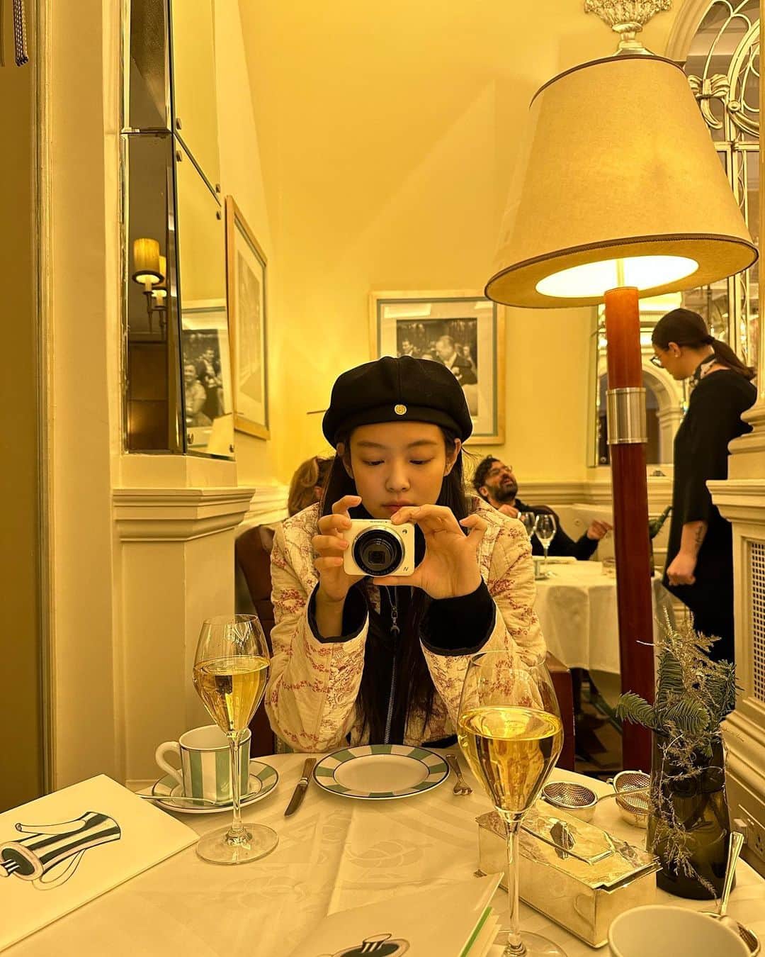 ジェニーさんのインスタグラム写真 - (ジェニーInstagram)「In London i drank tea and ate scones」12月9日 2時25分 - jennierubyjane