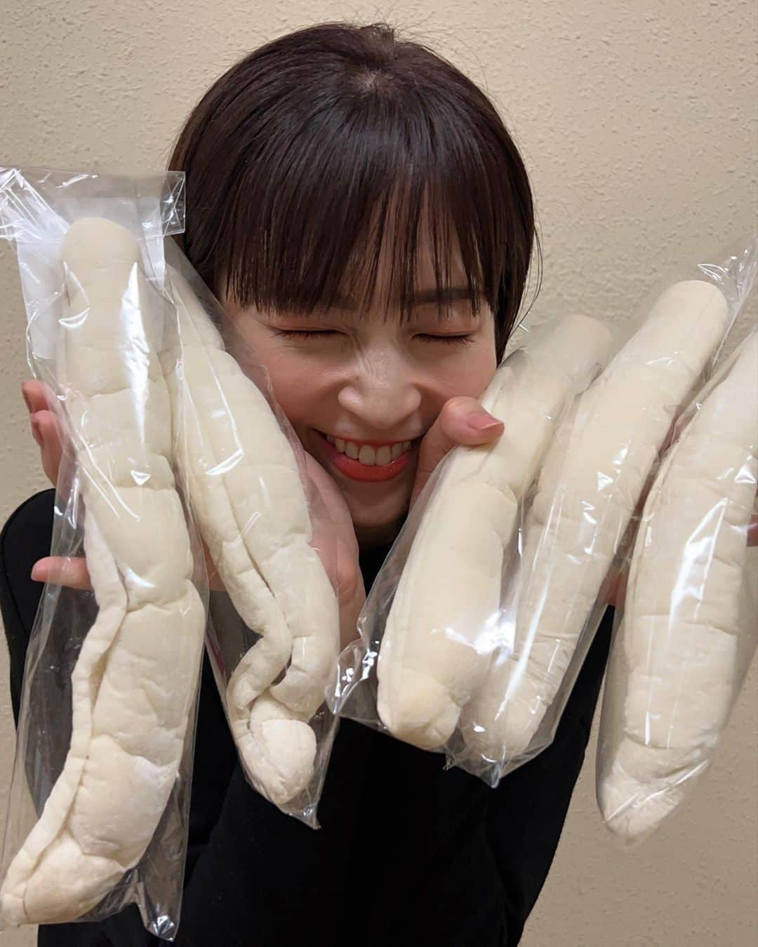 安田美沙子さんのインスタグラム写真 - (安田美沙子Instagram)「先日の競馬の番組の衣装は、こちらでした❤️  ピンクの気分✨  ニット、ワンピース @akte_official ピアス @conn_tokyo ブーツ @charleskeith_jp  そして。。楽屋には私の大好きな あれがあったんだ！！  そう、志津屋のパン！  しかも。。このホワイトキャラメルロール(だったかな？)が大好き過ぎて😭  昔からのKBSのうまDOKIの方が用意してくださったのでした✨  明日も、KBSサニータイム生放送だよー太陽くんに会えるのが楽しみだ！！  #ootd #pink #shooting #keiba #kbs #onepeace #志津屋　#ホワイトキャラメルロール  #1番好きなやつ」12月9日 13時18分 - yasuda_misako