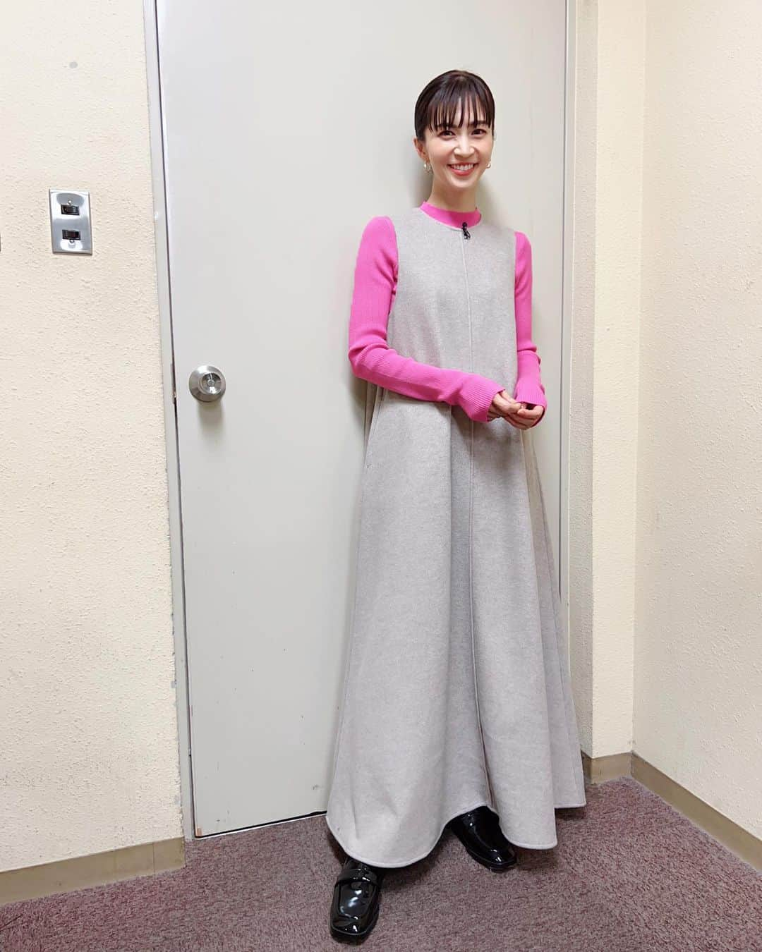 安田美沙子さんのインスタグラム写真 - (安田美沙子Instagram)「先日の競馬の番組の衣装は、こちらでした❤️  ピンクの気分✨  ニット、ワンピース @akte_official ピアス @conn_tokyo ブーツ @charleskeith_jp  そして。。楽屋には私の大好きな あれがあったんだ！！  そう、志津屋のパン！  しかも。。このホワイトキャラメルロール(だったかな？)が大好き過ぎて😭  昔からのKBSのうまDOKIの方が用意してくださったのでした✨  明日も、KBSサニータイム生放送だよー太陽くんに会えるのが楽しみだ！！  #ootd #pink #shooting #keiba #kbs #onepeace #志津屋　#ホワイトキャラメルロール  #1番好きなやつ」12月9日 13時18分 - yasuda_misako