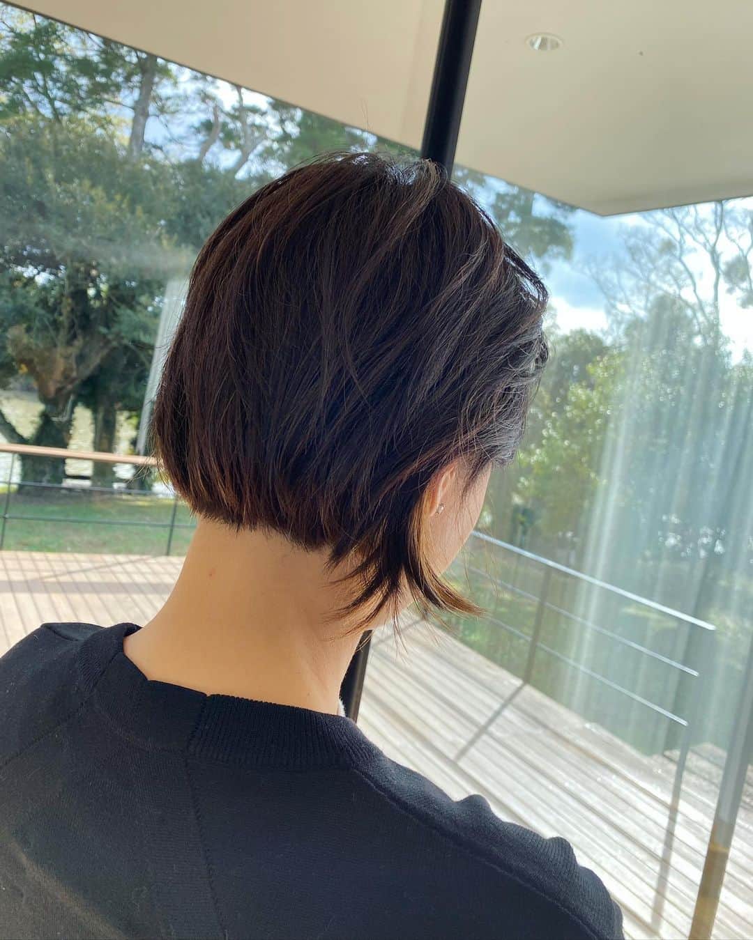 富岡佳子さんのインスタグラム写真 - (富岡佳子Instagram)「急に思い立ってミニボブになりました💇‍♀️ 襟足ギリギリの長さです。 インナーカラーも少し残っています。 @dadacubic_hair  stylist／Takashi KOJO」12月9日 13時51分 - yoshikotomioka