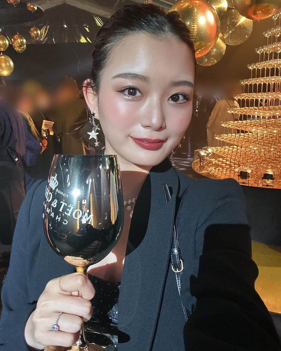 蜂谷晏海さんのインスタグラム写真 - (蜂谷晏海Instagram)「テーマカラーはゴールドだったので、アクセサリーとネイルはゴールドに✨ メイクもゴールドラメ散りばめました🥂👀 会場は東京タワーのふもと🗼 なんとも華やかな夜でした🫦 #moetchandon #moët  #champagne #party #東京タワー　　 一応これも、#ぷはあみら　？」12月9日 15時28分 - hachiyaami