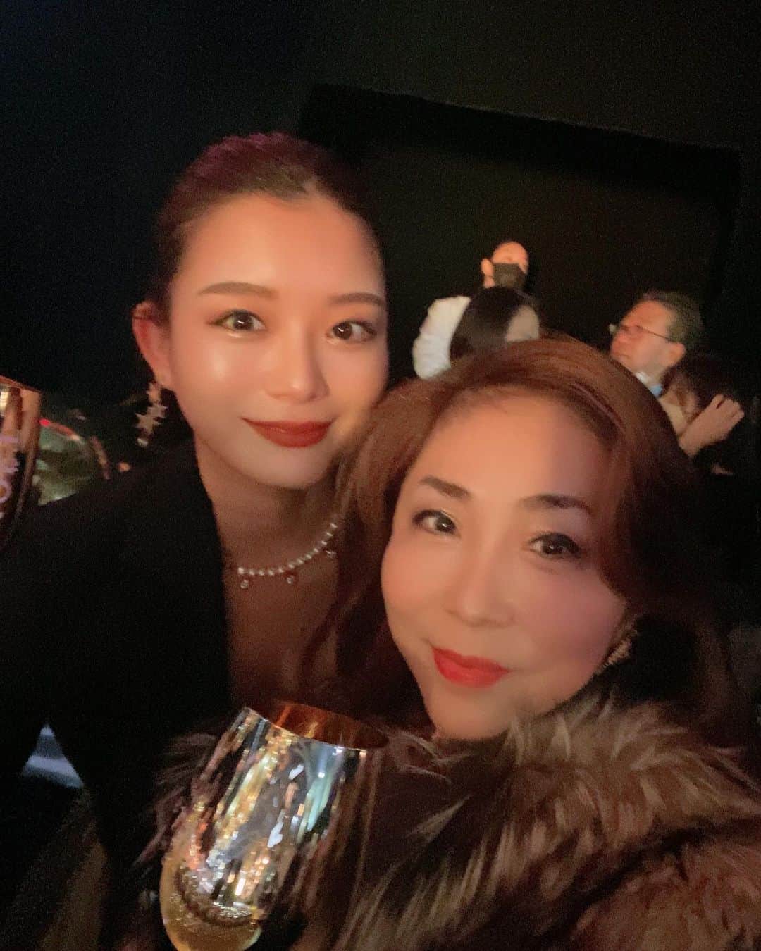 蜂谷晏海さんのインスタグラム写真 - (蜂谷晏海Instagram)「テーマカラーはゴールドだったので、アクセサリーとネイルはゴールドに✨ メイクもゴールドラメ散りばめました🥂👀 会場は東京タワーのふもと🗼 なんとも華やかな夜でした🫦 #moetchandon #moët  #champagne #party #東京タワー　　 一応これも、#ぷはあみら　？」12月9日 15時28分 - hachiyaami