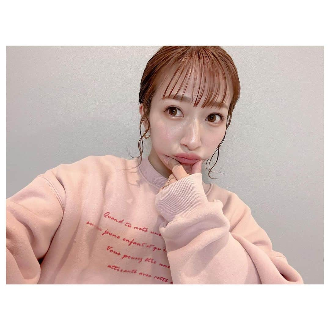 辻希美さんのインスタグラム写真 - (辻希美Instagram)「皆さん、年賀状の準備は済んでますか？😌🎍💕💕"  まだ年賀状作業に手をつけられてない方にこれからでも間に合う みてね年賀状🎍🎍🎍  写真アルバムアプリみてねと連携すると最短1分でデザインが出来上がっちゃいます‼️‼️  もちろんみてねと連携しなくても、自分のカメラロールの写真から作ることもできちゃうのでどなたでもOK💪💕✨✨"  写真を選ぶだけで自動でパパパっとレイアウトしてくれるんだよ❤️✨✨"  しかもデザインやフレーム、定型文のフォーマットも豊富にあるからオリジナルの組み合わせで年賀状が作れちゃいます‼️‼️  アプリさえあればパソコンやプリンターも不要なのでその辺が苦手な方にもバッチリ💪💕"  早いと次の日に出荷してくれるのでまだまだ12月になっても間に合いますよ💪💕💕  少しでも悩んでる方はまずは　@mitene_official　のプロフィールURLをチェックしてみてね🎍🙏💕💕✨"  #みてね年賀状 #みてね #みてねアプリ #年賀状」12月9日 17時48分 - tsujinozomi_official