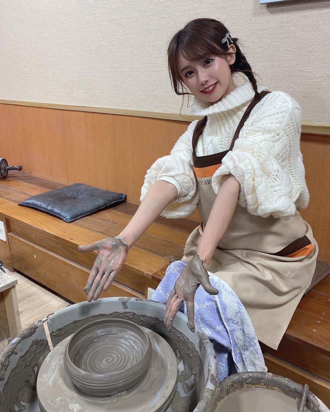 相原美咲さんのインスタグラム写真 - (相原美咲Instagram)「那須塩原に まりちゃんのお誕生日旅行に来ました〜🚅💗🍓🌨❄️  まりちゃんとりらちゃんとわたしはいつもお誕生日プレゼントは旅行でたくさんの素敵な思い出をつくっています🥰  今回那須では ホテルサンバレーに宿泊し お部屋に露天風呂がついていたり イルミネーションやプロジェクトマッピングをみれたり バイキングがとっても美味しかったり スタッフさんがとても丁寧な接客をしてくれて最高の宿でした🥳 陶芸体験もホテルでできました😆❤️‍🔥  わたしは小さい頃から お母さんといろんなところで陶芸をしていますが ここの陶芸教室はわたしが体験した中で1番丁寧に教えてくださいました🥳  3人とも最高なお皿ができて 届くのが楽しみです😍😍  夜は大宴会をしましたが 本当に3人で息できないくらい笑いました…笑笑 日本酒2本と缶チューハイ1人5本くらいかな？でここまで盛り上がることができるの本当に最高でした🤣🤣🤣  2日目は南丘牧場に行きました☺️ 雪が降っていてとても綺麗でしたし ロバが可愛かったです🐴 まりちゃんは鮫と虹鱒と馬とロバにご飯あげてました☺️  わたしとりらちゃんは じっとまりちゃんのご飯あげをみてました👁  はじめてピロシキもたべました ペロシキってかいてあったけど たぶんピロシキ…🥖 美味しかったです😌  その後はテディーベアミュージアムにいってたくさんの可愛いテディーベアをみました😍最高に癒された…🧸🧸🧸🧸🧸  わたしはチーキーがだいすきで 大切にしてるチーキーのウサギの帽子のテディーベアを持っていますが 他のチーキーをみれて嬉しかったです😆💗 トトロ展もやっていて本当に大満足でした🥰🧸🤍  帰りたくないって本気で新幹線でおもった旅行でした😌🌈 まりちゃん改めてお誕生日おめでとう🎂（まりちゃんは11月15日生まれです🍫）  りらちゃんたくさん一緒に計画練って楽しかったね❤️‍🔥💋  は〜たのしかった！」12月9日 18時57分 - aiharamisaking