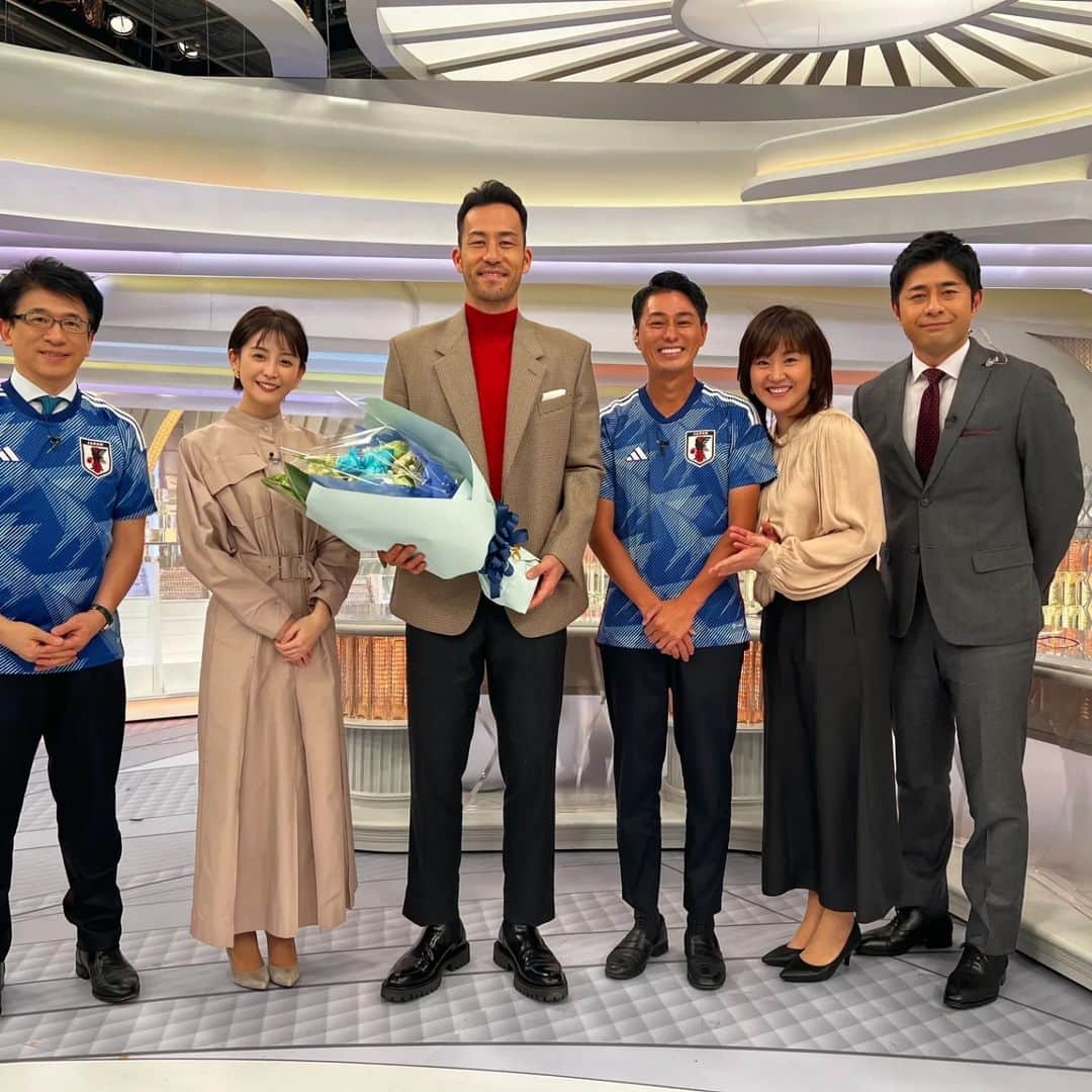 フジテレビ「プライムニュース イブニング」さんのインスタグラム写真 - (フジテレビ「プライムニュース イブニング」Instagram)「きょうはサッカー⚽日本代表🇯🇵の #吉田麻也 主将が生出演してくれました。Ｗ杯での戦いを振り返り沢山お話いただきました。涙のインタビューの裏で、インタビュアーだった木村拓也キャスターも涙。番組収録終わりで前園さんも駆けつけてくれました。  吉田選手、貴重なお時間を本当にありがとうございました❗  #FIFAワールドカップカタール2022 #W杯　#森保JAPAN　#日本代表 #榎並大二郎　@enami_daijiro #宮司愛海　@manami_miyaji #木村拓也　@takuya.kimura0801 #石本沙織 #齋藤孝 #前園真聖　@maezono_masakiyo #ガチャピン @gachapin_official #イット」12月9日 19時48分 - livenews_it