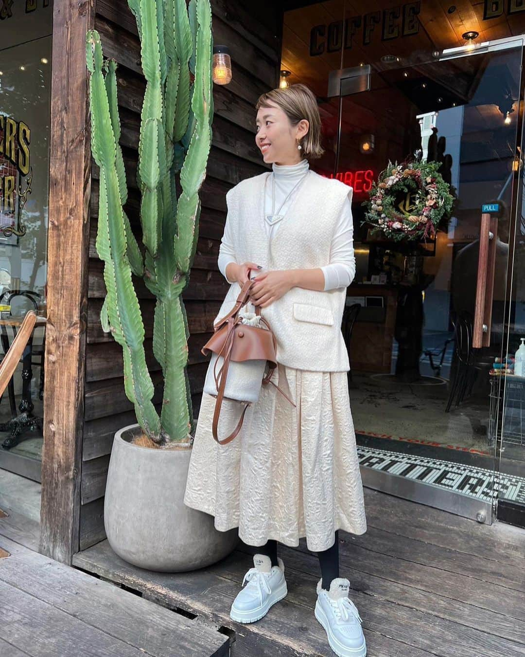 松本亜希さんのインスタグラム写真 - (松本亜希Instagram)「・ 今日のコーデです☺︎  vest : @ella_webshop  turtleneck: @stunninglure  skirt: @verofonna  bag: #akiron_donoban  shoes: @prada  accessory: @prada @uiqut   昨日getした白のベスト早速着た♡ パンツと合うのは間違いないけど、敢えてジャガードスカートと合わせてみたけど可愛かった✨😍 こりゃ色々着回せそうだわ💕  全部ホワイト系でまとめたけど、 異素材合わせにしてみました♬  __________________________ #ootd #coordinate #コーディネート #outfit #fashion #ファッション #コーデ #ママコーデ#ベスト#ベストコーデ」12月9日 20時01分 - m_akiron