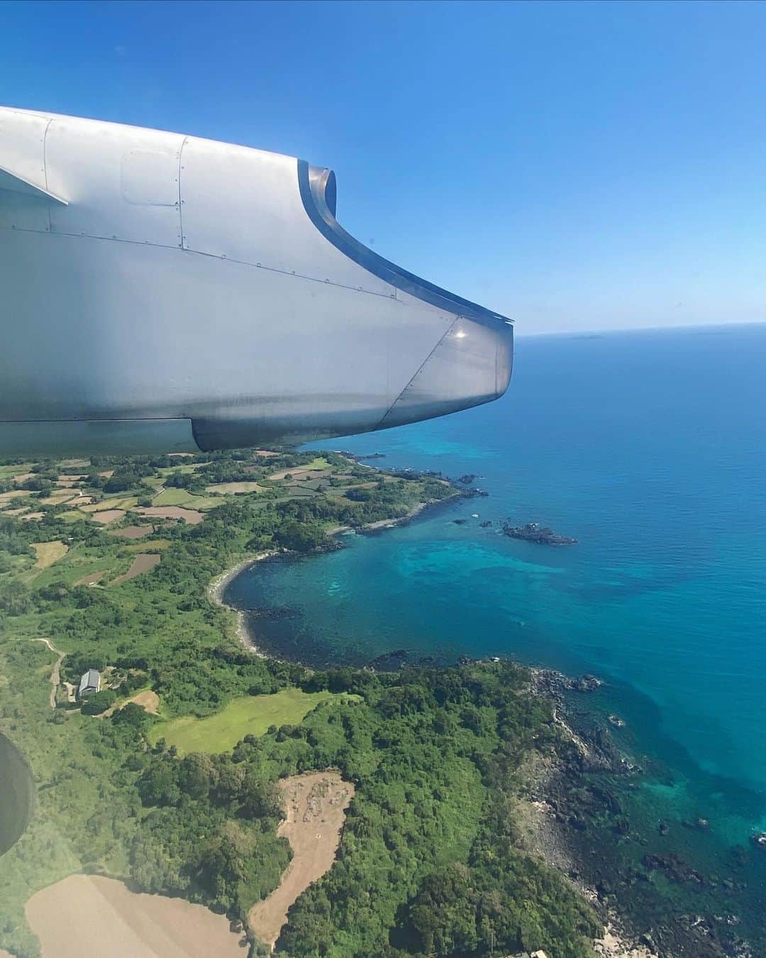浅田芭路さんのインスタグラム写真 - (浅田芭路Instagram)「． 2022年ふりかえりシリーズ✨ 今年は飛行機に何回も乗ることができました✈️ 何回乗っても、飛行機はかっこいい！ ちかくでみると、なおさらかっこいい！ 窓から見える景色にワクワクして、 海や島の緑とか青がみえて、 地球ってだから青いんだなあとか、 空はつながってるんだなぁとか、 いろんなことを感じました。 これからも、日本のいろんなところに行ってみたいです☺️  今日は舞ちゃん熱で訓練できなかったけど、アイスもろてよかったな🍦💓 早く前みたいに楽しく空を飛べるようになるといいな✈️✨😊  #舞いあがれ！ #がんばれ舞ちゃん #2022年 #思い出 #ふりかえりシリーズ」12月9日 20時05分 - asada_halo__official