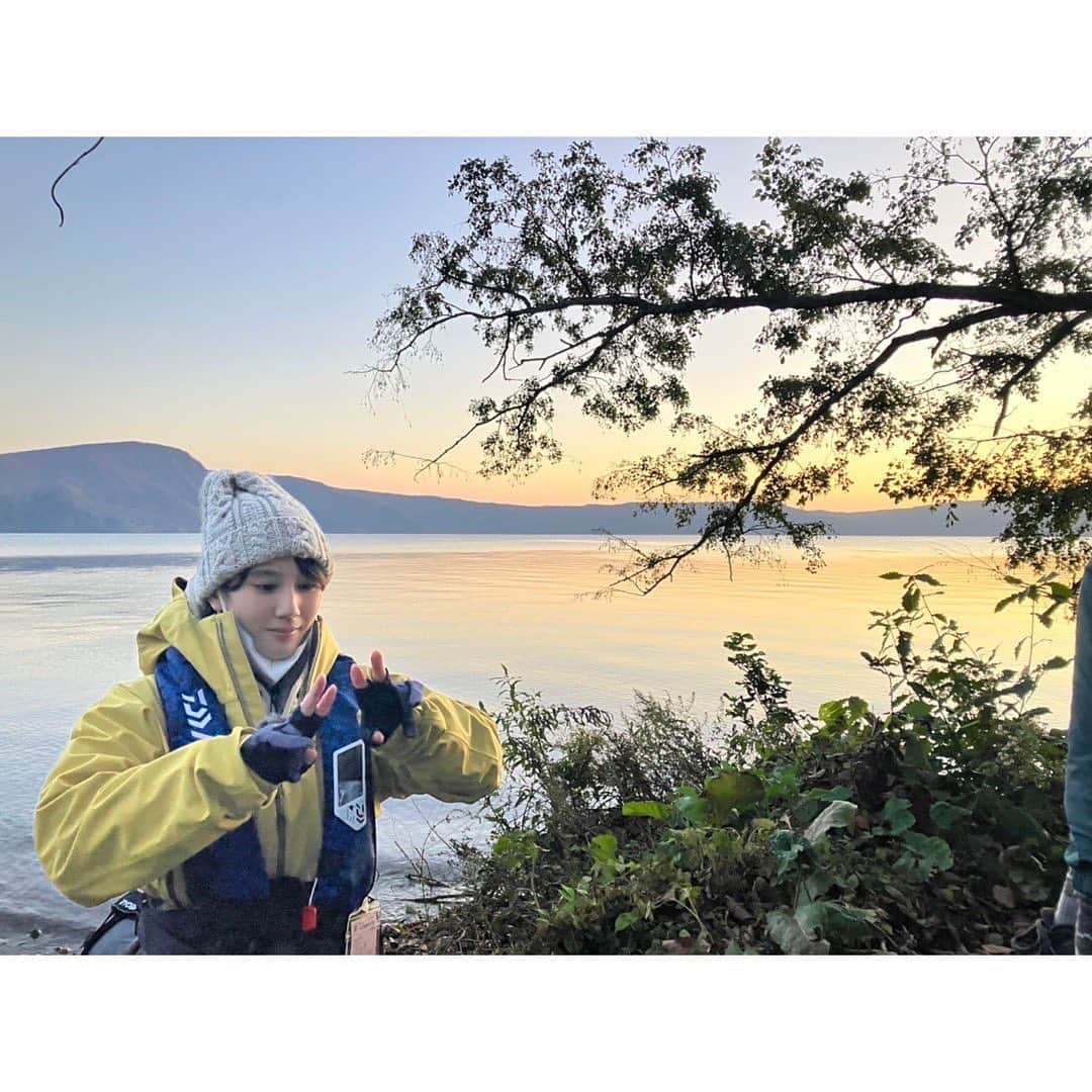 山本千尋さんのインスタグラム写真 - (山本千尋Instagram)「お知らせです🎣  NHK BSプレミアム『釣りびと万歳』 12月11日(日)17:30-18:00  紅葉色づく十和田湖でヒメマス釣りに挑戦させて頂きました！BS放送で「早倉殿の13人」をされる皆様！是非是非観て下さい🤲釣り初心者なもので、、、どうか温かな目で見守って頂けたら嬉しいです🍂 十和田市の皆様、釣り兄貴、そしてクルーの皆様と過ごした時間は本当に心が癒されました。ありがとうございました！またお会い出来ますように。  #釣りびと万歳 #ヒメマス #十和田湖 #トウと水遊び致しましょう #着込んだ結果 #まん丸 #🐣」12月9日 20時35分 - chihirooyamamotoo