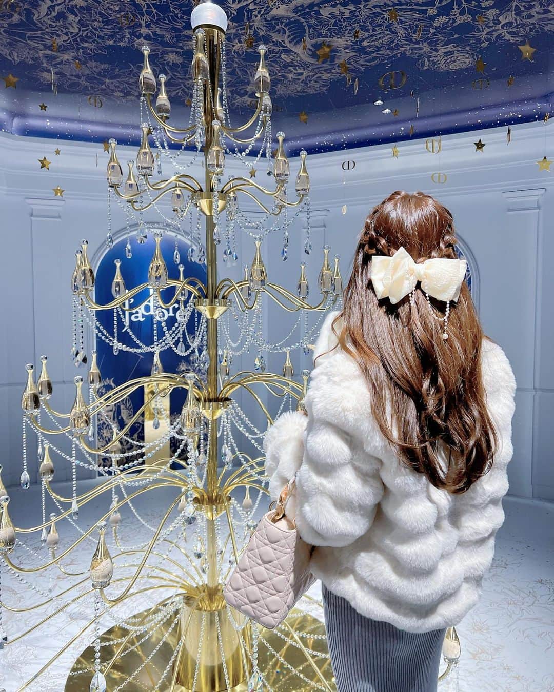あやちゃんさんのインスタグラム写真 - (あやちゃんInstagram)「Diorの世界観大好き🤍❄️ ホリデーイベントほんとに可愛かったから絶対行って欲しい🥺✨  お気に入りのクリスマスネイルものせたよ( ´,,•ω•,,`)🎄💗  ちなみに平日の昼過ぎに行ったけど1時間待ちだった😂  #ディオール #ディオールカフェ  #六本木ヒルズ #アトリエオブドリームズ #六本木ヒルズアリーナ #レディディオール #ファーコート #ハーフアップアレンジ #六本木カフェ #クリスマスネイル  #大人コーデ #韓国ファッション #roppongihills #ladydior #Dior #diorcafemiami」12月9日 21時27分 - aya.you.love.r