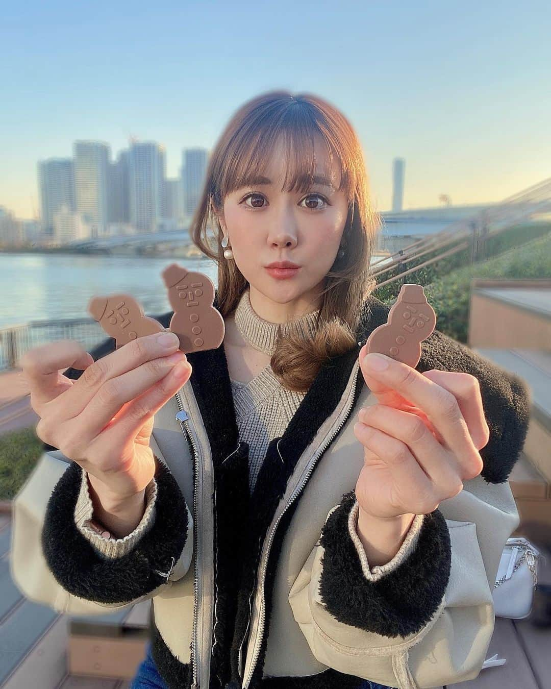 日向カンナさんのインスタグラム写真 - (日向カンナInstagram)「チョコレートを久しぶりに沢山食べた日🥰（体疲れてるのかな？）  お菓子で育ったと言っても過言ではない私。小さい頃からお菓子が大好きなのです🤭 駄菓子屋さんには目がないです！  しょっぱいおつまみ系も大好きで、梅干し系も大好きで、ラスクも大好きで、いつも差し入れで頂くものたちに、幸せをもらってます🥰  この日は、レッスンをしているアーティストのLIVEを応援に行ったら、お外が気持ち良すぎて、1人で1時間程チョコを食べながら、まったりしてました🌼  1人の時間好きなんです♪ 今年は10年の幕閉じで、来年からは新しい10年の始まりなんだって☺️自分と向き合う時間、大切にしないとだね。  12月、何かやり残したことはありますか❓ 私はあるんだ😊 それをやりきる12月にします！  いつも側で見守ってくれて、ありがとう🌼 みんなの名前を、コメント欄や配信、舞台の予約欄で見つけると、本当に幸せなんです☺️ あったかいって幸せだね🌼  #チョコレート #アウトドア #先生 #ダンスの先生 #振付師 #旅 #息抜き #豊洲 #気持ちいい #冬コーデ #景色  #東京  #japaneasegirl #Japaneseculture #likeforlike #love #カメラ女子 #モデル #モデル募集 #大人可愛い #大人女子 #大人カジュアル #followme #ダンサー　#instagood #タビジョ #japan #笑顔が一番 #エンターテイナー #ありがとう」12月9日 21時42分 - kanna_hinata