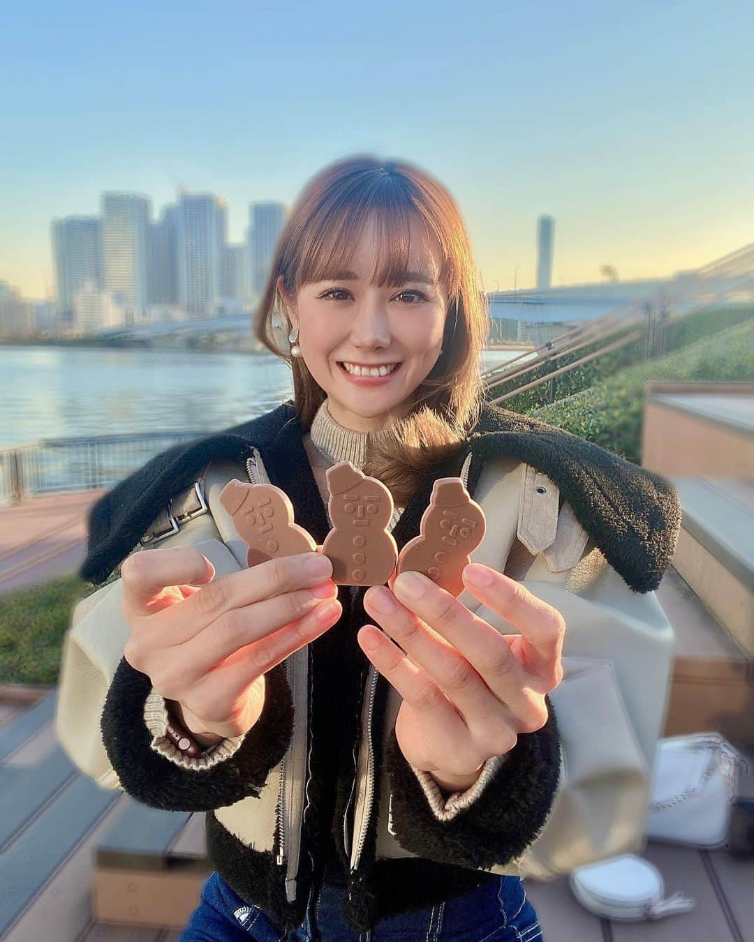 日向カンナさんのインスタグラム写真 - (日向カンナInstagram)「チョコレートを久しぶりに沢山食べた日🥰（体疲れてるのかな？）  お菓子で育ったと言っても過言ではない私。小さい頃からお菓子が大好きなのです🤭 駄菓子屋さんには目がないです！  しょっぱいおつまみ系も大好きで、梅干し系も大好きで、ラスクも大好きで、いつも差し入れで頂くものたちに、幸せをもらってます🥰  この日は、レッスンをしているアーティストのLIVEを応援に行ったら、お外が気持ち良すぎて、1人で1時間程チョコを食べながら、まったりしてました🌼  1人の時間好きなんです♪ 今年は10年の幕閉じで、来年からは新しい10年の始まりなんだって☺️自分と向き合う時間、大切にしないとだね。  12月、何かやり残したことはありますか❓ 私はあるんだ😊 それをやりきる12月にします！  いつも側で見守ってくれて、ありがとう🌼 みんなの名前を、コメント欄や配信、舞台の予約欄で見つけると、本当に幸せなんです☺️ あったかいって幸せだね🌼  #チョコレート #アウトドア #先生 #ダンスの先生 #振付師 #旅 #息抜き #豊洲 #気持ちいい #冬コーデ #景色  #東京  #japaneasegirl #Japaneseculture #likeforlike #love #カメラ女子 #モデル #モデル募集 #大人可愛い #大人女子 #大人カジュアル #followme #ダンサー　#instagood #タビジョ #japan #笑顔が一番 #エンターテイナー #ありがとう」12月9日 21時42分 - kanna_hinata