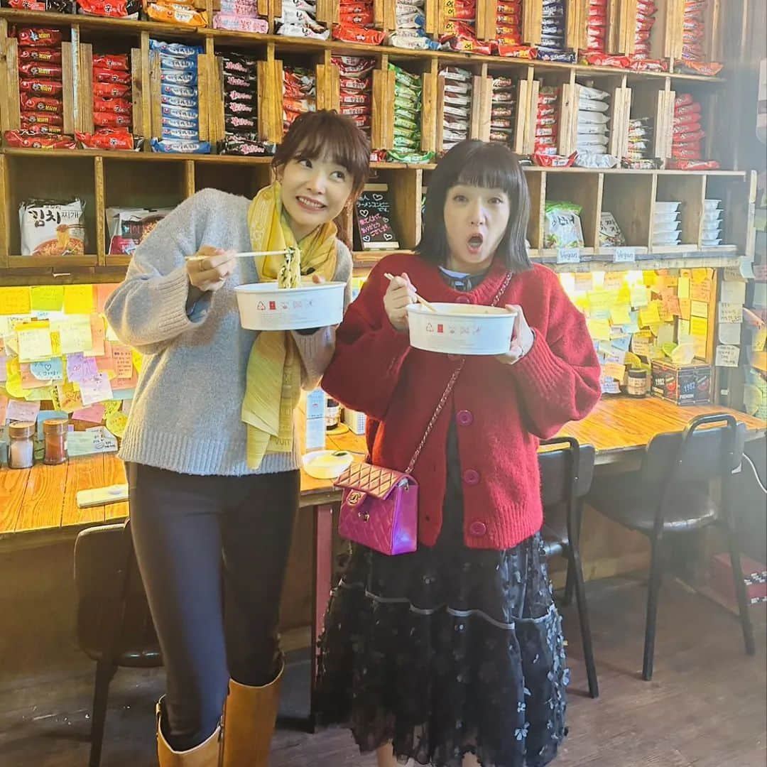 阿部美穂子さんのインスタグラム写真 - (阿部美穂子Instagram)「🍥🍜 ラーメンコンビニ こちら24時間営業の無人ラーメン専門店 韓国中のインスタントラーメンが揃う⁉️ 乙支路 鐘路3街＝ウルジロ チョンロ3ガ 卵を追加して(200Wonだったかな？)^^ キムチやネギ たくあん、韓国ではオデン と言う薄いさつま揚げらはサービスで😋  韓国は最近 無人のアイスクリーム屋さん 🍦おかず屋さん🌶 カフェ🍓などなど 24h営業店が増えています🛒📍  #ノンストップ#韓国旅#ものすごい種類 #韓国#インスタントラーメン#ramen #ポストイット#メッセージ#포스트잇 #무인라면편의점#울지로#종로3가맛집」12月9日 23時24分 - miiko904