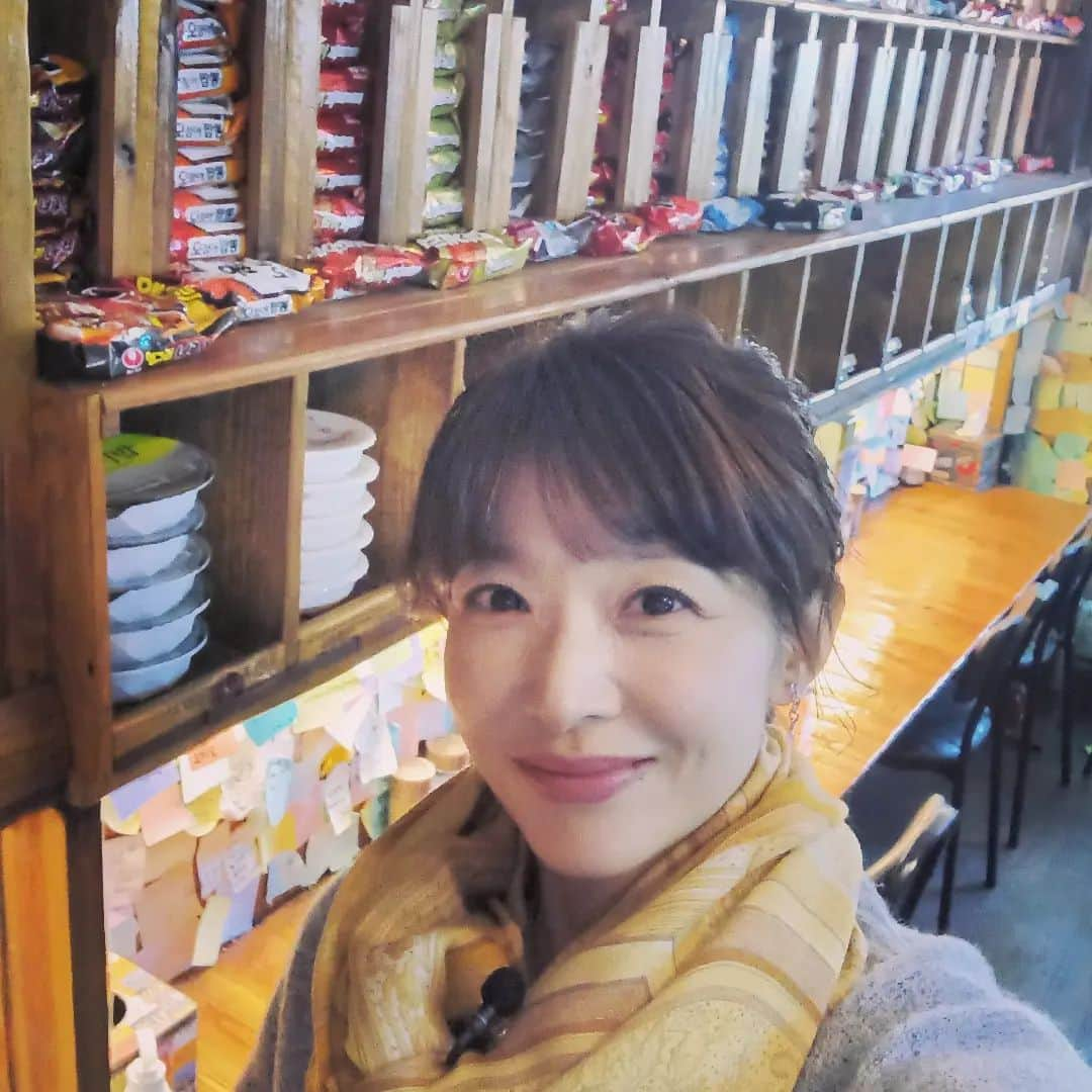 阿部美穂子さんのインスタグラム写真 - (阿部美穂子Instagram)「🍥🍜 ラーメンコンビニ こちら24時間営業の無人ラーメン専門店 韓国中のインスタントラーメンが揃う⁉️ 乙支路 鐘路3街＝ウルジロ チョンロ3ガ 卵を追加して(200Wonだったかな？)^^ キムチやネギ たくあん、韓国ではオデン と言う薄いさつま揚げらはサービスで😋  韓国は最近 無人のアイスクリーム屋さん 🍦おかず屋さん🌶 カフェ🍓などなど 24h営業店が増えています🛒📍  #ノンストップ#韓国旅#ものすごい種類 #韓国#インスタントラーメン#ramen #ポストイット#メッセージ#포스트잇 #무인라면편의점#울지로#종로3가맛집」12月9日 23時24分 - miiko904