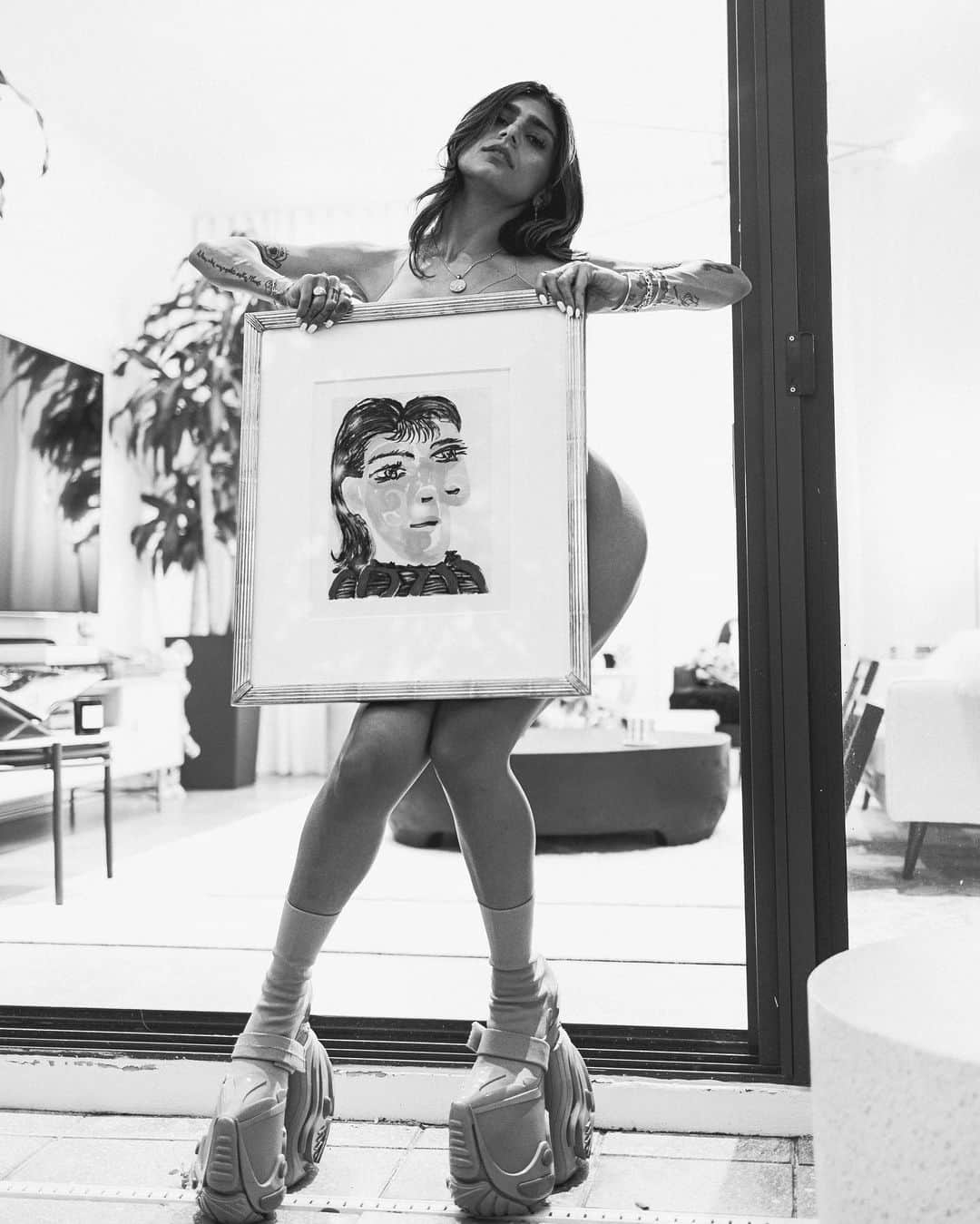 ミア・ハリファさんのインスタグラム写真 - (ミア・ハリファInstagram)「ART HEIST, Picasso edition   (Can’t believe this little brown girl from Lebanon has a Picasso hung on her wall. Really feels like an art heist to accomplish this)」12月9日 23時37分 - miakhalifa