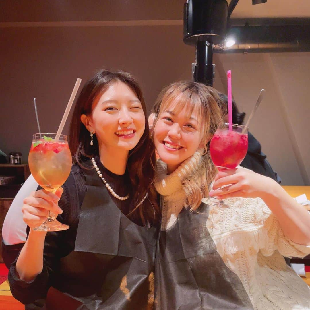 あいみさんのインスタグラム写真 - (あいみInstagram)「京橋にて🥂✨  なっちゃん　@natsumi.hanzyukublood と映え重視で注文したサワーで乾杯😂  京橋で注目の新スポット『京橋S6横丁』はディープすぎるビルの６階  swipe→3.4枚目 橋本兄妹おすすめのお店😂  先日の宮古島でロケをした映画4390にて  共演させて頂いた松田陽子さん @self_yoko の  難民支援チャリティーイベントに4390の監督ラピス和尚 @lapis_osyo と演者たちでお邪魔しました🎉  swipe→6.7枚目  陽子さん @self_yoko の歌からは強い意志と生命力を感じました🔥  swipe→8枚目  めちゃくちゃカッコよかったです😍  今でこそエネルギッシュな陽子さんですが 過去に癌を患い、3歳のお子さんと2人きり  生きる意味を失った事も  『私たちはこの世に生まれ、どんな境遇であれ同じ空の元で繋がっている』  『すべての人に幸せになる権利がある』  陽子さんのスピーチはとても情熱的で、ぐさぐさ刺さりました⚡️  和尚、素敵な夜をありがとうございました🌕✨  swipe→10枚目 ジャンケンで勝ち取ったシャンパンを嬉しそうに開けるなっちゃん🍾✨  #京橋 #beronica #京橋s6横丁  #サンピアザビル #レトロ #サイバー #チャリティー  #チャリティーイベント  #映画 #演者」12月9日 23時55分 - aimi_feti