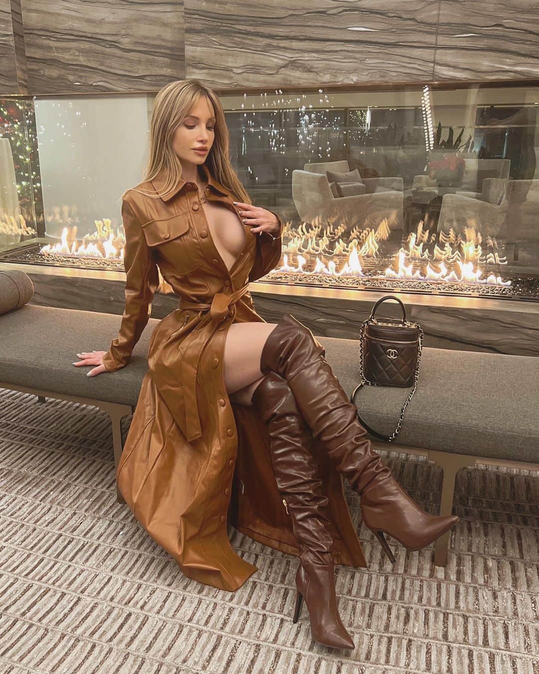 Amanda Leeさんのインスタグラム写真 - (Amanda LeeInstagram)「@FashionNova brown leather weather in the city 🗽✨」12月10日 5時11分 - amandaeliselee