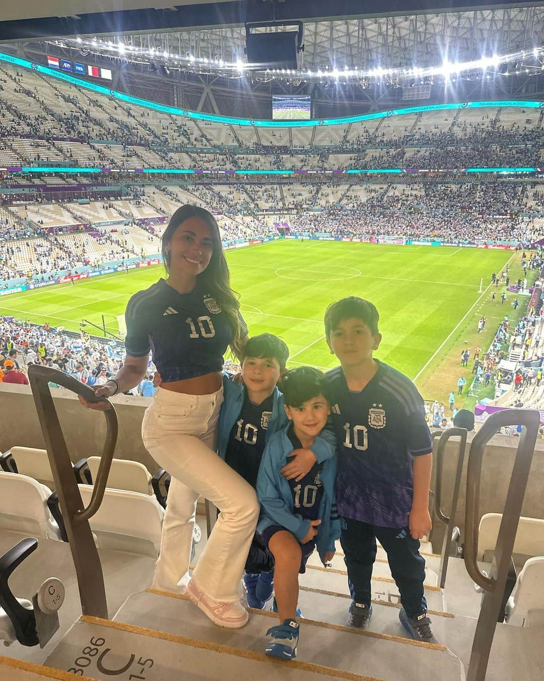 アントネラ・ロクソさんのインスタグラム写真 - (アントネラ・ロクソInstagram)「A SEMIS!!! VAMOS ARGENTINA DE MI CORAZOOONNN❤️❤️❤️❤️❤️❤️❤️」12月10日 7時21分 - antonelaroccuzzo