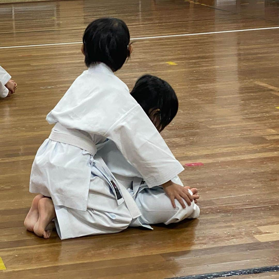 横峰沙弥香さんのインスタグラム写真 - (横峰沙弥香Instagram)「空手を初めて約1ヶ月。 小学生のお姉さんがゆめこを可愛がって仲良くしてくれたり 稽古前にみんなで走り回ったりと楽しそう。 そしてやっぱりまめとゆめこのそっくりっぷりにはみんな驚きます😆  まめは同じクラスの仲良しの子と一緒に入塾したので 学校から2人でバスに乗って道場で合流します。少し世界が広がった  #空手 #松濤館流空手  #空手衣 #まめちゃん #ゆめこ #絵日記 #イラスト #procreateapp #ipadpro #applepencil   空手衣の名前の刺繍が「横峰」ではなく「横峯」になっているという横峰あるあるアクシデントがあったりでなかなか手元に届きませんでしたが 待ったぶん喜びもひとしおです😆」12月10日 8時25分 - sayakayokomine