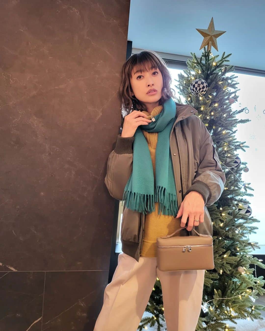 山田優さんのインスタグラム写真 - (山田優Instagram)「LoroPiana @loropiana  肌触りが最高に気持ちいい カシミヤスカーフに 刺繍ができるサービスがあるみたいです！  今回は自分への ギフトとして『yu』と刺繍しました😍  Gigi Hadidも愛用している EXTRA POCKETのバックも一緒に❤️  #LoroPiana  #ロロピアーナ」12月10日 9時12分 - yu_yamada_