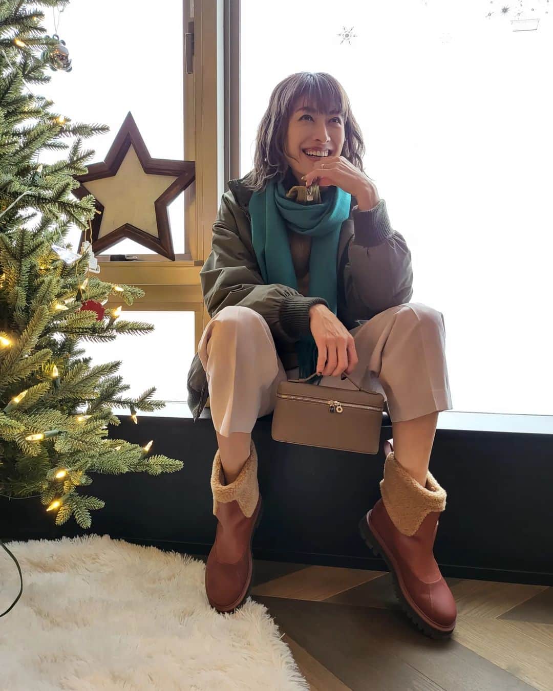 山田優さんのインスタグラム写真 - (山田優Instagram)「LoroPiana @loropiana  肌触りが最高に気持ちいい カシミヤスカーフに 刺繍ができるサービスがあるみたいです！  今回は自分への ギフトとして『yu』と刺繍しました😍  Gigi Hadidも愛用している EXTRA POCKETのバックも一緒に❤️  #LoroPiana  #ロロピアーナ」12月10日 9時12分 - yu_yamada_