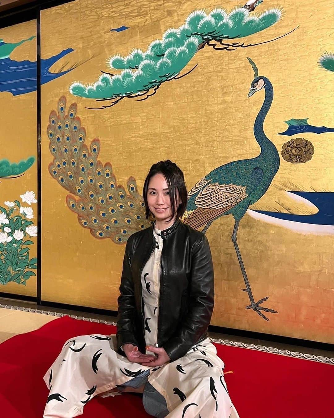 寺田有希さんのインスタグラム写真 - (寺田有希Instagram)「📣東北一人旅④ せっかく3日間の周遊パスなんだ！ 会津若松だけじゃもったいない！ 他の県にも行って、フルで楽しむんだああ！！  という、大阪人根性が見事に発揮されてしまい😕笑  最終日は少し足をのばして、 宮城県は松島に行ってきました！✨ ギリギリまで遊び尽くしてやったぜ！  宮城県には何度も行っているけど、 松島は初めて！ いつか行きたかったんだよな。 念願叶いました🙌  ここでもまた、すんごい体験をいたしました。  国宝『瑞巌寺』 本来は立ち入ることができない本堂で、 やってみたかった坐禅体験！！！ なんと、貸し切り😳✨！！  国宝のお寺の本堂を、 1人貸し切って坐禅できるなんてこと……ある😂？  一人旅、最高すぎる。 そして、めっちゃツイてる。  坐禅体験に参加した人は、 毎度写真を撮るサービスをやっているみたい！ なのでこの写真も ちゃんと掲載許可でてるのでご安心ください☺️✨  でも普段は、1枚目のような写真だけ。 なのですが！！！  1人だったこともあってか……  「政宗公とも撮りましょう！！！！」 と、2ショットまで叶ってしまいました🤣✨  めっちゃ気さくな住職さんだった。 素晴らしい経験でした。 本当にありがとうございました🙌✨  皆さま、突然ですが。 ここで問題です。  Q.どうすれば、文化財を国宝にすることができるでしょうか？  正解は、  A.国へ申請。文部科学省に設置される「文化審議会」で審議されたのち、文部科学大臣から承諾されるとなることができる。  申請するための条件など色々あるんですが、 今回は説明を割愛します。  とにかく！ 「瑞巌寺」は「国宝」に指定されているため、日本の宝、誇るべき貴重なものだということになります。 そして、もう一つ大事なこと。  それは、 「国宝は、自ら申請をしない限り、なり得ない」 ということ。  確かに国宝はとても貴重です。 しかし、申請したものが受理されるかどうかで、国宝になれるかどうかが決まるのだとしたら、、  そう。 「とってもとっても貴重だけど、申請をしていないという理由だけで、国宝に指定されていないものが、世の中には存在する」ということなのです。  国宝『瑞巌寺』の中にも、 わざと申請していないものがあるようで……  国宝として認められる必要なんてない。 自分たちが大事にできるのであれば、 それだけでいいじゃないか！！  なんだって、そうだよな。 結局は自分自身が愛せていればそれでいいのです。  強いメッセージに、心打たれたのでした。  ステキなお話、気付き。 住職さんありがとうございました🙌  松島も、最高！！  #一人旅女子 #一人旅 #松島 #松島観光 #瑞巌寺 #坐禅 #宮城観光 #松島グルメ #海鮮丼 #フリーランス #フリーランス女子 #ベンチャー女優 #寺田有希 #teradayuki」12月10日 11時00分 - terada_yuki