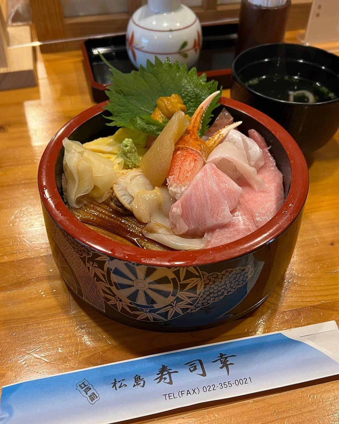 寺田有希さんのインスタグラム写真 - (寺田有希Instagram)「📣東北一人旅④ せっかく3日間の周遊パスなんだ！ 会津若松だけじゃもったいない！ 他の県にも行って、フルで楽しむんだああ！！  という、大阪人根性が見事に発揮されてしまい😕笑  最終日は少し足をのばして、 宮城県は松島に行ってきました！✨ ギリギリまで遊び尽くしてやったぜ！  宮城県には何度も行っているけど、 松島は初めて！ いつか行きたかったんだよな。 念願叶いました🙌  ここでもまた、すんごい体験をいたしました。  国宝『瑞巌寺』 本来は立ち入ることができない本堂で、 やってみたかった坐禅体験！！！ なんと、貸し切り😳✨！！  国宝のお寺の本堂を、 1人貸し切って坐禅できるなんてこと……ある😂？  一人旅、最高すぎる。 そして、めっちゃツイてる。  坐禅体験に参加した人は、 毎度写真を撮るサービスをやっているみたい！ なのでこの写真も ちゃんと掲載許可でてるのでご安心ください☺️✨  でも普段は、1枚目のような写真だけ。 なのですが！！！  1人だったこともあってか……  「政宗公とも撮りましょう！！！！」 と、2ショットまで叶ってしまいました🤣✨  めっちゃ気さくな住職さんだった。 素晴らしい経験でした。 本当にありがとうございました🙌✨  皆さま、突然ですが。 ここで問題です。  Q.どうすれば、文化財を国宝にすることができるでしょうか？  正解は、  A.国へ申請。文部科学省に設置される「文化審議会」で審議されたのち、文部科学大臣から承諾されるとなることができる。  申請するための条件など色々あるんですが、 今回は説明を割愛します。  とにかく！ 「瑞巌寺」は「国宝」に指定されているため、日本の宝、誇るべき貴重なものだということになります。 そして、もう一つ大事なこと。  それは、 「国宝は、自ら申請をしない限り、なり得ない」 ということ。  確かに国宝はとても貴重です。 しかし、申請したものが受理されるかどうかで、国宝になれるかどうかが決まるのだとしたら、、  そう。 「とってもとっても貴重だけど、申請をしていないという理由だけで、国宝に指定されていないものが、世の中には存在する」ということなのです。  国宝『瑞巌寺』の中にも、 わざと申請していないものがあるようで……  国宝として認められる必要なんてない。 自分たちが大事にできるのであれば、 それだけでいいじゃないか！！  なんだって、そうだよな。 結局は自分自身が愛せていればそれでいいのです。  強いメッセージに、心打たれたのでした。  ステキなお話、気付き。 住職さんありがとうございました🙌  松島も、最高！！  #一人旅女子 #一人旅 #松島 #松島観光 #瑞巌寺 #坐禅 #宮城観光 #松島グルメ #海鮮丼 #フリーランス #フリーランス女子 #ベンチャー女優 #寺田有希 #teradayuki」12月10日 11時00分 - terada_yuki