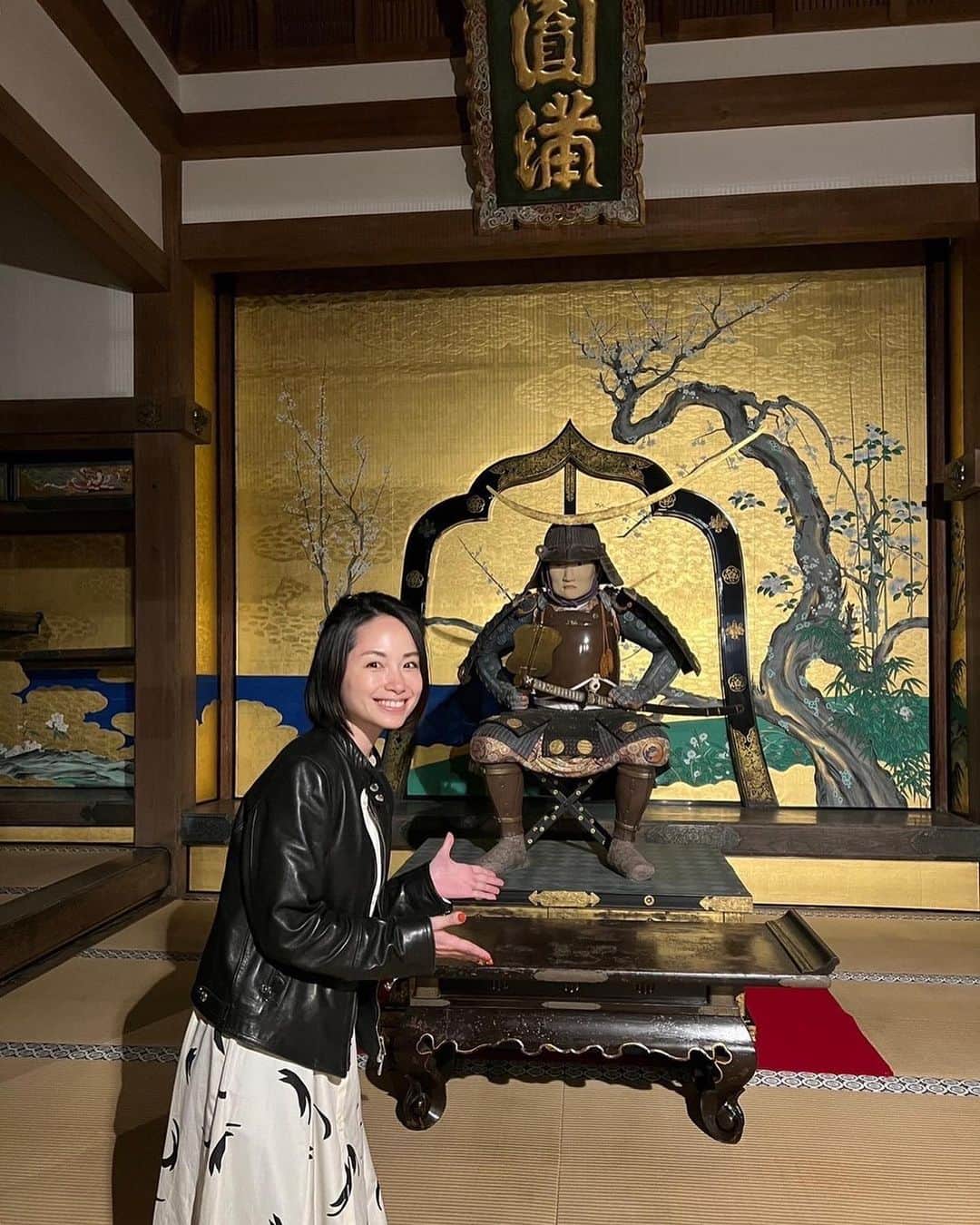 寺田有希さんのインスタグラム写真 - (寺田有希Instagram)「📣東北一人旅④ せっかく3日間の周遊パスなんだ！ 会津若松だけじゃもったいない！ 他の県にも行って、フルで楽しむんだああ！！  という、大阪人根性が見事に発揮されてしまい😕笑  最終日は少し足をのばして、 宮城県は松島に行ってきました！✨ ギリギリまで遊び尽くしてやったぜ！  宮城県には何度も行っているけど、 松島は初めて！ いつか行きたかったんだよな。 念願叶いました🙌  ここでもまた、すんごい体験をいたしました。  国宝『瑞巌寺』 本来は立ち入ることができない本堂で、 やってみたかった坐禅体験！！！ なんと、貸し切り😳✨！！  国宝のお寺の本堂を、 1人貸し切って坐禅できるなんてこと……ある😂？  一人旅、最高すぎる。 そして、めっちゃツイてる。  坐禅体験に参加した人は、 毎度写真を撮るサービスをやっているみたい！ なのでこの写真も ちゃんと掲載許可でてるのでご安心ください☺️✨  でも普段は、1枚目のような写真だけ。 なのですが！！！  1人だったこともあってか……  「政宗公とも撮りましょう！！！！」 と、2ショットまで叶ってしまいました🤣✨  めっちゃ気さくな住職さんだった。 素晴らしい経験でした。 本当にありがとうございました🙌✨  皆さま、突然ですが。 ここで問題です。  Q.どうすれば、文化財を国宝にすることができるでしょうか？  正解は、  A.国へ申請。文部科学省に設置される「文化審議会」で審議されたのち、文部科学大臣から承諾されるとなることができる。  申請するための条件など色々あるんですが、 今回は説明を割愛します。  とにかく！ 「瑞巌寺」は「国宝」に指定されているため、日本の宝、誇るべき貴重なものだということになります。 そして、もう一つ大事なこと。  それは、 「国宝は、自ら申請をしない限り、なり得ない」 ということ。  確かに国宝はとても貴重です。 しかし、申請したものが受理されるかどうかで、国宝になれるかどうかが決まるのだとしたら、、  そう。 「とってもとっても貴重だけど、申請をしていないという理由だけで、国宝に指定されていないものが、世の中には存在する」ということなのです。  国宝『瑞巌寺』の中にも、 わざと申請していないものがあるようで……  国宝として認められる必要なんてない。 自分たちが大事にできるのであれば、 それだけでいいじゃないか！！  なんだって、そうだよな。 結局は自分自身が愛せていればそれでいいのです。  強いメッセージに、心打たれたのでした。  ステキなお話、気付き。 住職さんありがとうございました🙌  松島も、最高！！  #一人旅女子 #一人旅 #松島 #松島観光 #瑞巌寺 #坐禅 #宮城観光 #松島グルメ #海鮮丼 #フリーランス #フリーランス女子 #ベンチャー女優 #寺田有希 #teradayuki」12月10日 11時00分 - terada_yuki