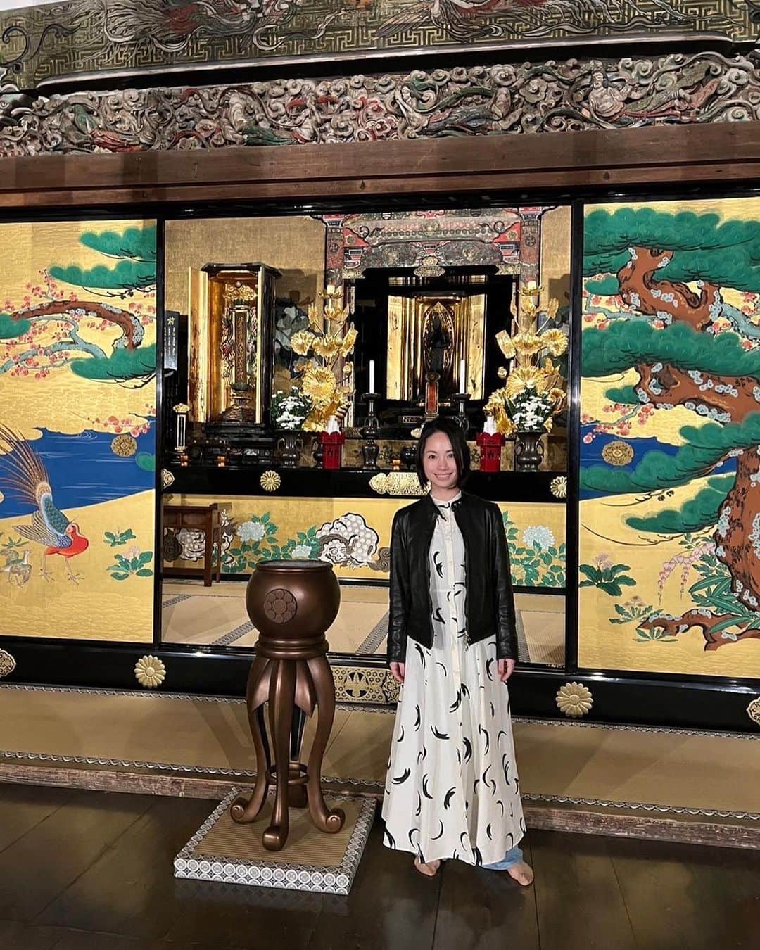 寺田有希さんのインスタグラム写真 - (寺田有希Instagram)「📣東北一人旅④ せっかく3日間の周遊パスなんだ！ 会津若松だけじゃもったいない！ 他の県にも行って、フルで楽しむんだああ！！  という、大阪人根性が見事に発揮されてしまい😕笑  最終日は少し足をのばして、 宮城県は松島に行ってきました！✨ ギリギリまで遊び尽くしてやったぜ！  宮城県には何度も行っているけど、 松島は初めて！ いつか行きたかったんだよな。 念願叶いました🙌  ここでもまた、すんごい体験をいたしました。  国宝『瑞巌寺』 本来は立ち入ることができない本堂で、 やってみたかった坐禅体験！！！ なんと、貸し切り😳✨！！  国宝のお寺の本堂を、 1人貸し切って坐禅できるなんてこと……ある😂？  一人旅、最高すぎる。 そして、めっちゃツイてる。  坐禅体験に参加した人は、 毎度写真を撮るサービスをやっているみたい！ なのでこの写真も ちゃんと掲載許可でてるのでご安心ください☺️✨  でも普段は、1枚目のような写真だけ。 なのですが！！！  1人だったこともあってか……  「政宗公とも撮りましょう！！！！」 と、2ショットまで叶ってしまいました🤣✨  めっちゃ気さくな住職さんだった。 素晴らしい経験でした。 本当にありがとうございました🙌✨  皆さま、突然ですが。 ここで問題です。  Q.どうすれば、文化財を国宝にすることができるでしょうか？  正解は、  A.国へ申請。文部科学省に設置される「文化審議会」で審議されたのち、文部科学大臣から承諾されるとなることができる。  申請するための条件など色々あるんですが、 今回は説明を割愛します。  とにかく！ 「瑞巌寺」は「国宝」に指定されているため、日本の宝、誇るべき貴重なものだということになります。 そして、もう一つ大事なこと。  それは、 「国宝は、自ら申請をしない限り、なり得ない」 ということ。  確かに国宝はとても貴重です。 しかし、申請したものが受理されるかどうかで、国宝になれるかどうかが決まるのだとしたら、、  そう。 「とってもとっても貴重だけど、申請をしていないという理由だけで、国宝に指定されていないものが、世の中には存在する」ということなのです。  国宝『瑞巌寺』の中にも、 わざと申請していないものがあるようで……  国宝として認められる必要なんてない。 自分たちが大事にできるのであれば、 それだけでいいじゃないか！！  なんだって、そうだよな。 結局は自分自身が愛せていればそれでいいのです。  強いメッセージに、心打たれたのでした。  ステキなお話、気付き。 住職さんありがとうございました🙌  松島も、最高！！  #一人旅女子 #一人旅 #松島 #松島観光 #瑞巌寺 #坐禅 #宮城観光 #松島グルメ #海鮮丼 #フリーランス #フリーランス女子 #ベンチャー女優 #寺田有希 #teradayuki」12月10日 11時00分 - terada_yuki