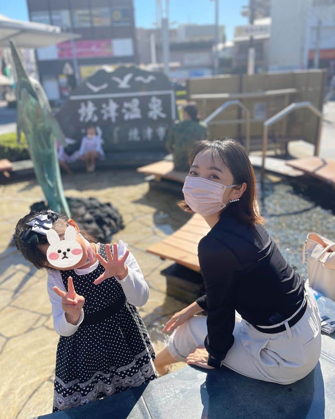 荒木麻里子さんのインスタグラム写真 - (荒木麻里子Instagram)「ポカポカ☀️ . 先週の移住セミナーの 静岡移住の魅力の中でもお話したんですが、 静岡にいると少し足を伸ばしただけで 毎日が、毎週末が、まるで旅行気分。 . ここは焼津駅前の足湯♨️ 隣の市なのに、 完全に旅行気分です👣笑 . . . #移住 #移住生活 #移住したい  #焼津 #焼津市 #足湯 #足湯最高 #静岡 #静岡観光 #静岡市」12月10日 13時30分 - marilyn198612