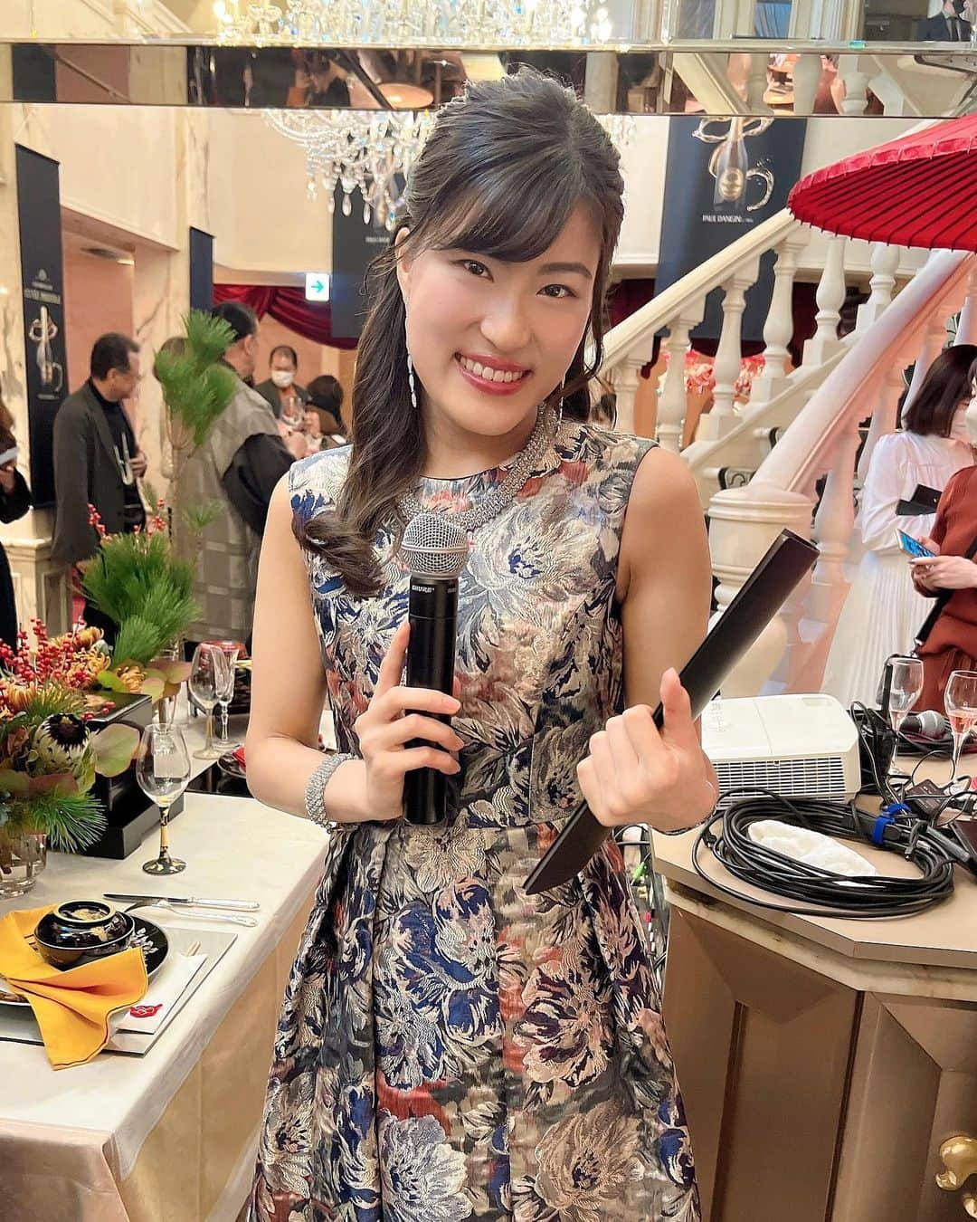 竹内里奈さんのインスタグラム写真 - (竹内里奈Instagram)「💎job🎤♡ 今日はすごーーく素敵な空間で フランスと日本文化を代表される 素敵な方々とお仕事でした✨  英国王室御用達シャンパーニュの メゾンの当主来日の、 CUVEE PRESTIGEロゼ🍾 日本初お披露目の レセプションパーティーの司会😳  シャンパーニュと日本文化の融合を テーマにしたイベントで、 フランスと日本の文化芸術に触れる 夢のようなお仕事でした😆♪♪  シャンパーニュやフランス語での言い回しについても色々勉強😳 シャンパンもワインも大好きなのですが、全然詳しく無かったので、これを機に少しだけ詳しくなれたかな🥰🥂 ・ ・ ・ ・ ・ ・ #シャンパーニュ #シャンパン #champagne #フランス #cuvéprestige #日本文化 #伝統文化 #パーティー #司会 #mc #ドレス #strawberryfields #お呼ばれコーデ #柄物 #女子アナコーデ #女子アナ #フリーアナウンサー #竹内里奈」12月10日 16時20分 - rina.takeuch